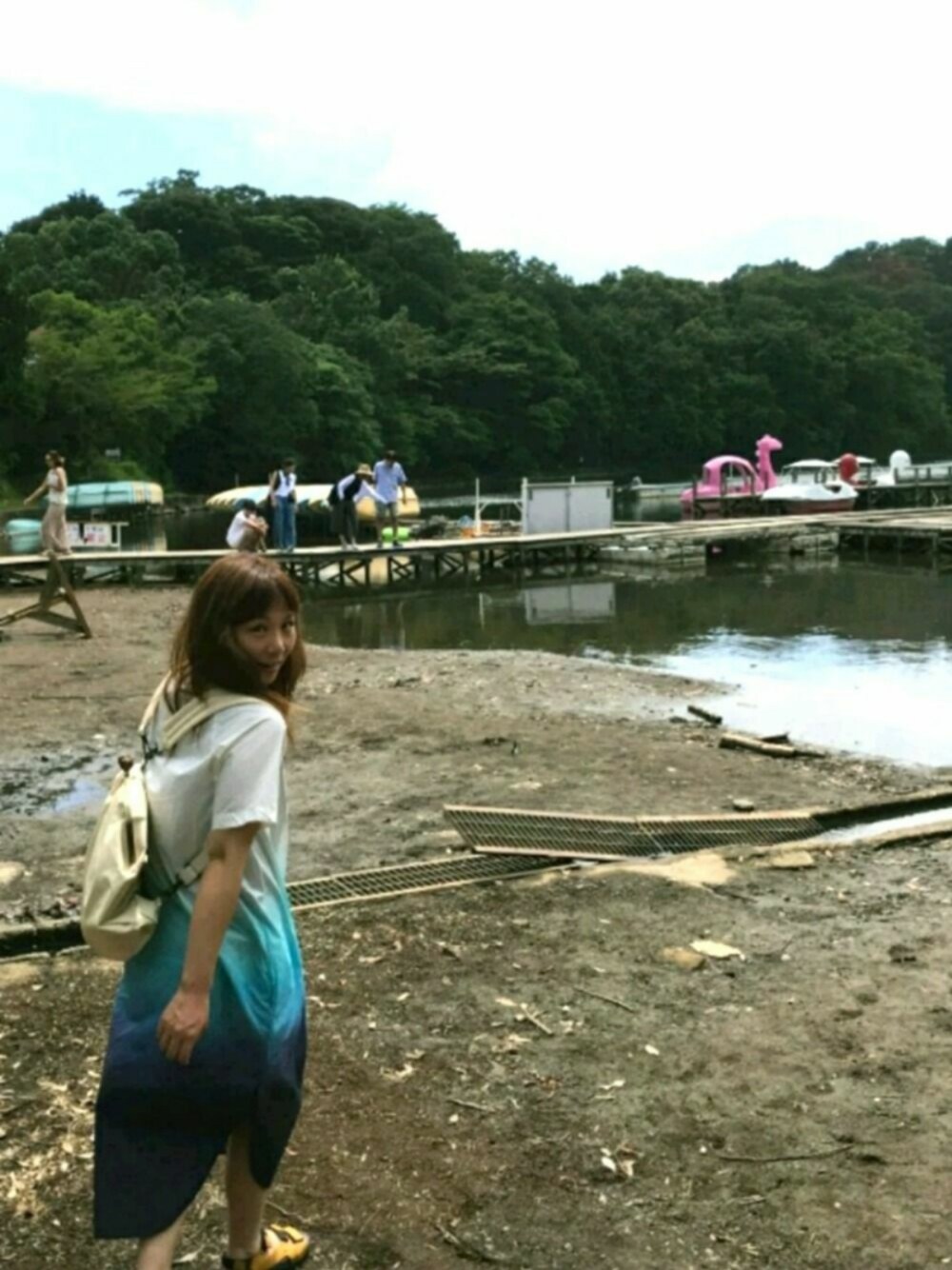 「夏、ラクチンコーデ、お洒落さんとつながりたい、大人コーデ、ロングスカート、ロングワンピース、ラフ、いいね、save、フォローお願いします🤑、キレイめ」｜「煮付けのアイテム（音楽/本・雑誌、レッド系）」を使った、yasuyoさん（レディース・158cm）の夏コーディネートの1枚目の写真