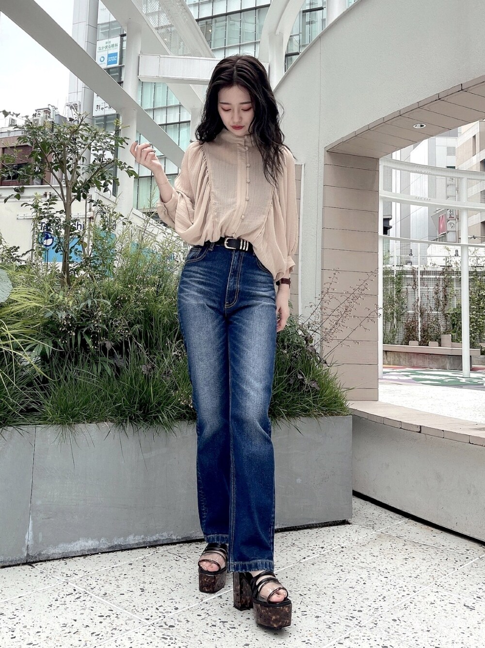 「カジュアルコーデ、休日コーデ、ENVYM、envym_staff、ENVYMコーデ、ENVYM_shinjuku、いいね、save、フォローお願いします🤑、ootd、おしゃれさんと繋がりたい、シンプル」｜「ENVYMのボリュームスリーブギャザーＢｌｏｕｓｅ（シャツ/ブラウス、ベージュ系）」を使った、SAYAKA🌙さん（レディース・155cm）の春コーディネートの1枚目の写真