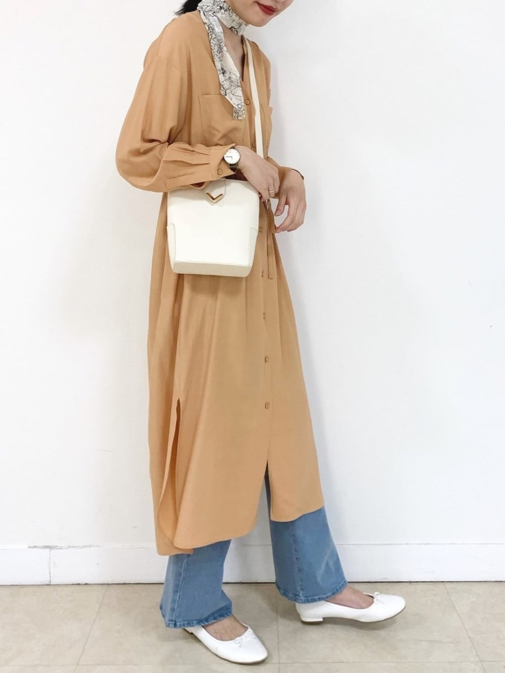 「春、カジュアルコーデ、おしゃれさんと繋がりたい、シンプル、ゆるコーデ、バレエシューズ、パンツスタイル、デニムパンツ、シャツワンピ、スカーフ」｜「archivesの持ち手付き2Way合皮BAG（ショルダーバッグ、ホワイト系）」を使った、るこ。さん（レディース・170cm）の春コーディネートの1枚目の写真