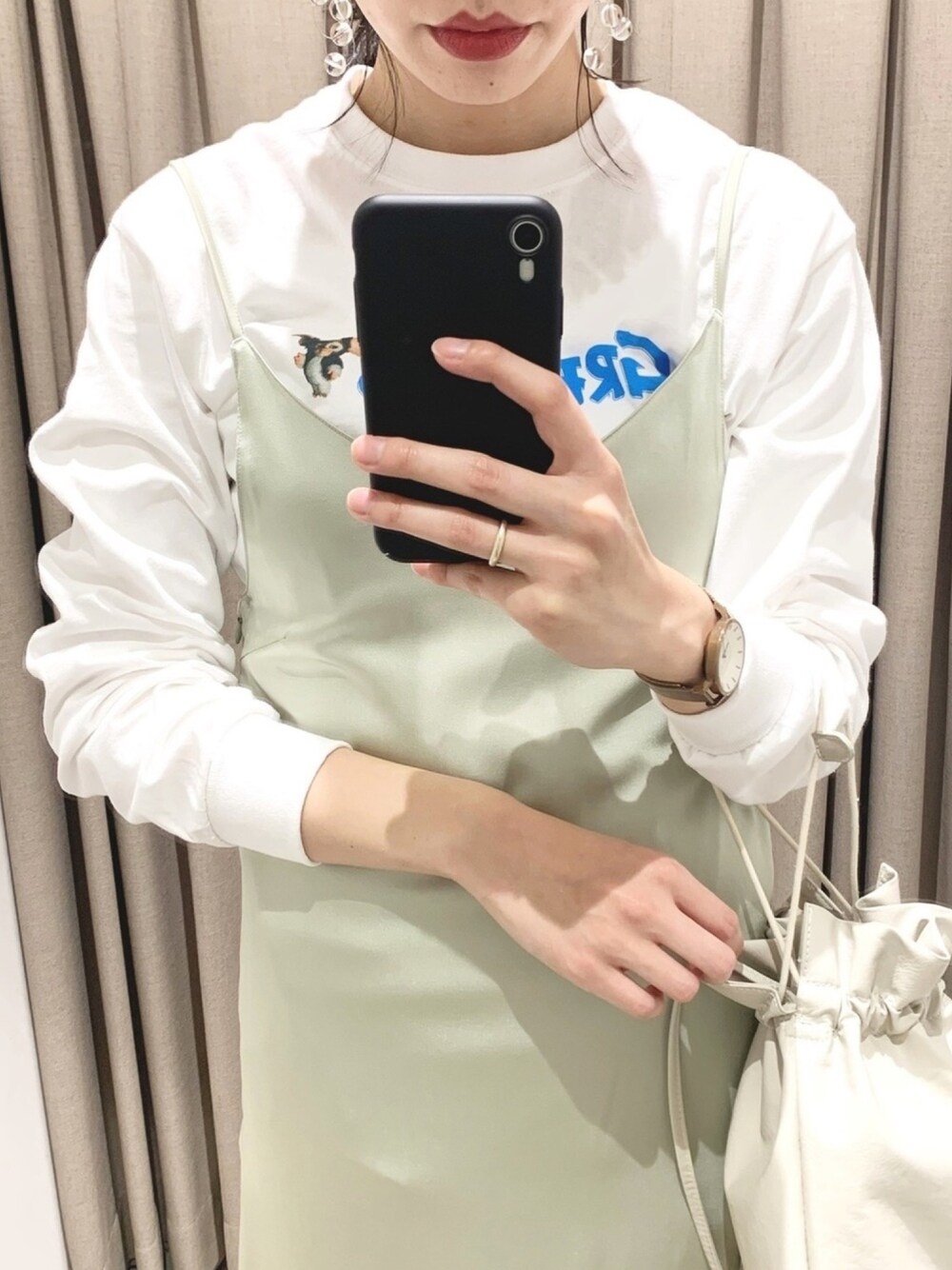 「はるコーデ、キャミワンピ、グリーン、サテン、ロゴT、白Tシャツ、巾着バッグ、ベージュ、オトナカジュアル、春色」｜「archivesのサテンVネックキャミワンピース（ワンピース、グリーン系）」を使った、るこ。さん（レディース・172cm）の春コーディネートの1枚目の写真
