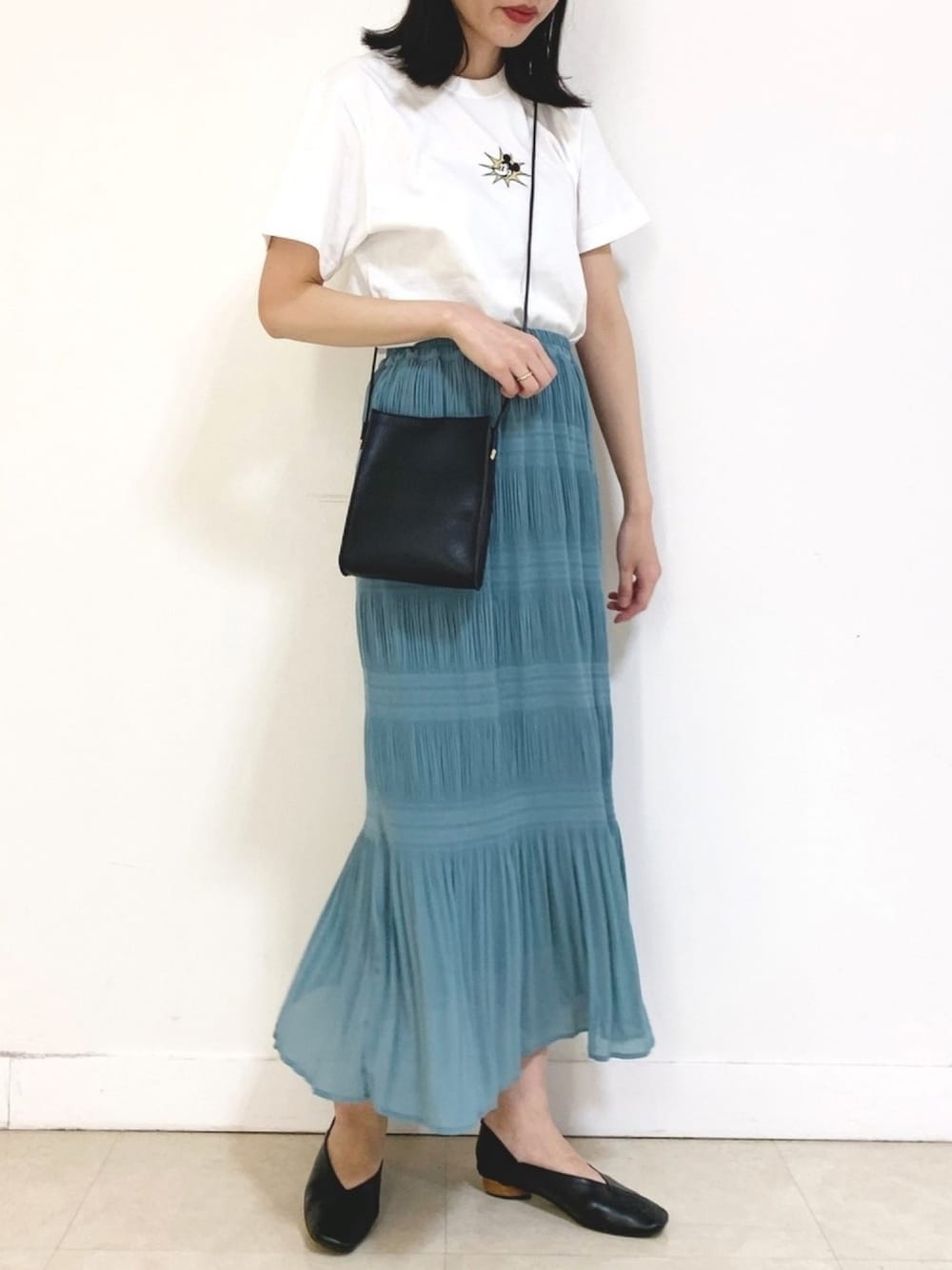 「シンプル、ブルー、マジョリカプリーツ、ラフコーデ、ショルダーバッグ、ミニバッグ、スクエアトゥ、ブラック、白Tシャツ、プチプラ」｜「archivesのマジョリカプリーツスカート（スカート、ブルー系）」を使った、るこ。さん（レディース・172cm）の春コーディネートの1枚目の写真