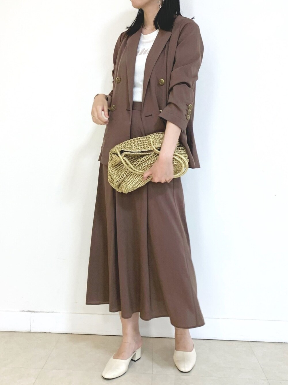 「休日スタイル、セットアップ、ブラウンコーデ、高身長女子、トートバッグ、ロゴT、シースルー、白Tシャツ、テーラードジャケット、夏」｜「archivesのスクエアートゥミュール（サンダル、ホワイト系）」を使った、るこ。さん（レディース・172cm）の春コーディネートの1枚目の写真