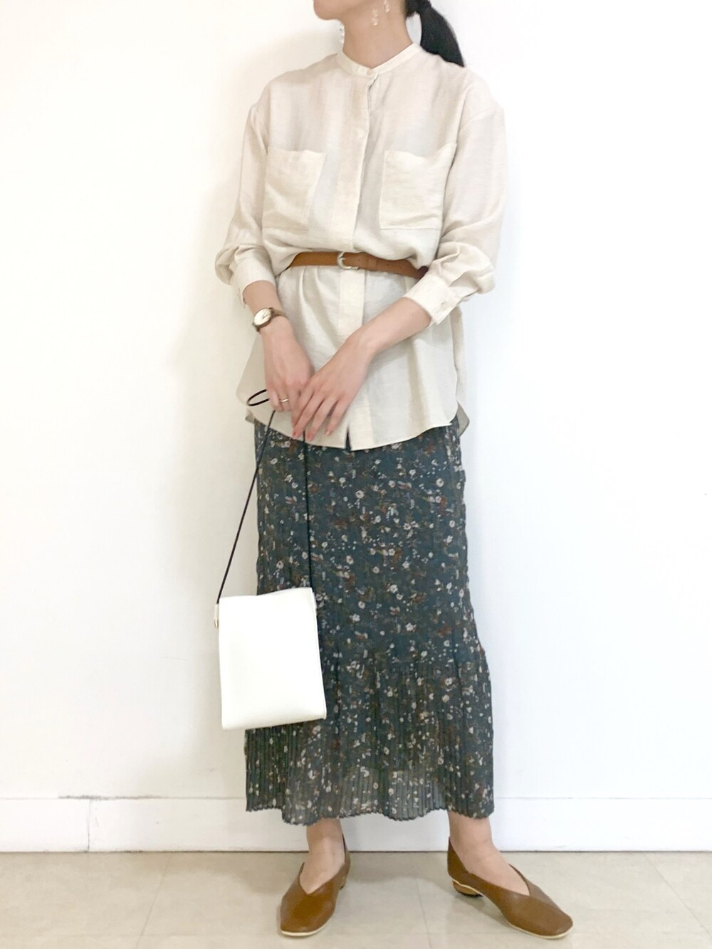 「大人カジュアル、今日のコーデ、春夏コーデ、リネンシャツ、スタンドカラー、シャツスタイル、フラットシューズ、ベージュ、花柄、リラックススタイル」｜「Instagram🌿のアイテム（その他、イエロー系）」を使った、るこ。さん（レディース・172cm）の春コーディネートの1枚目の写真