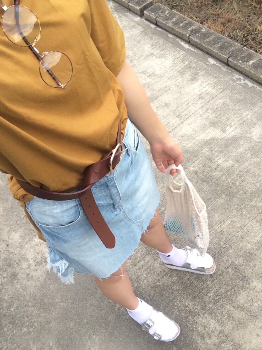 「休日スタイル、韓国ファッション、ミニスカート、デニムスカート、切りっぱなしデニム、Tシャツ、古着、夏コーデ」｜「しまむらのアイテム（メガネ、ブラウン系）」を使った、카즈나ㅎㅎさん（レディース・170cm）の夏コーディネートの1枚目の写真