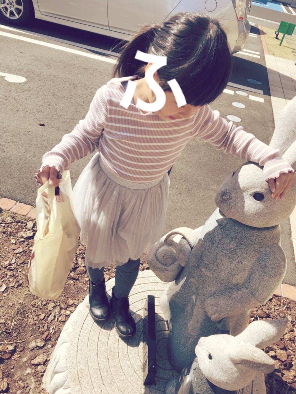 「キッズコーデ、女の子コーデ、5歳、キッズ」｜「UNIQLOのGIRLS チュールプリーツスカート（スカート、グレー系）」を使った、FUUUUuさん（キッズ・110cm）の春コーディネートの1枚目の写真