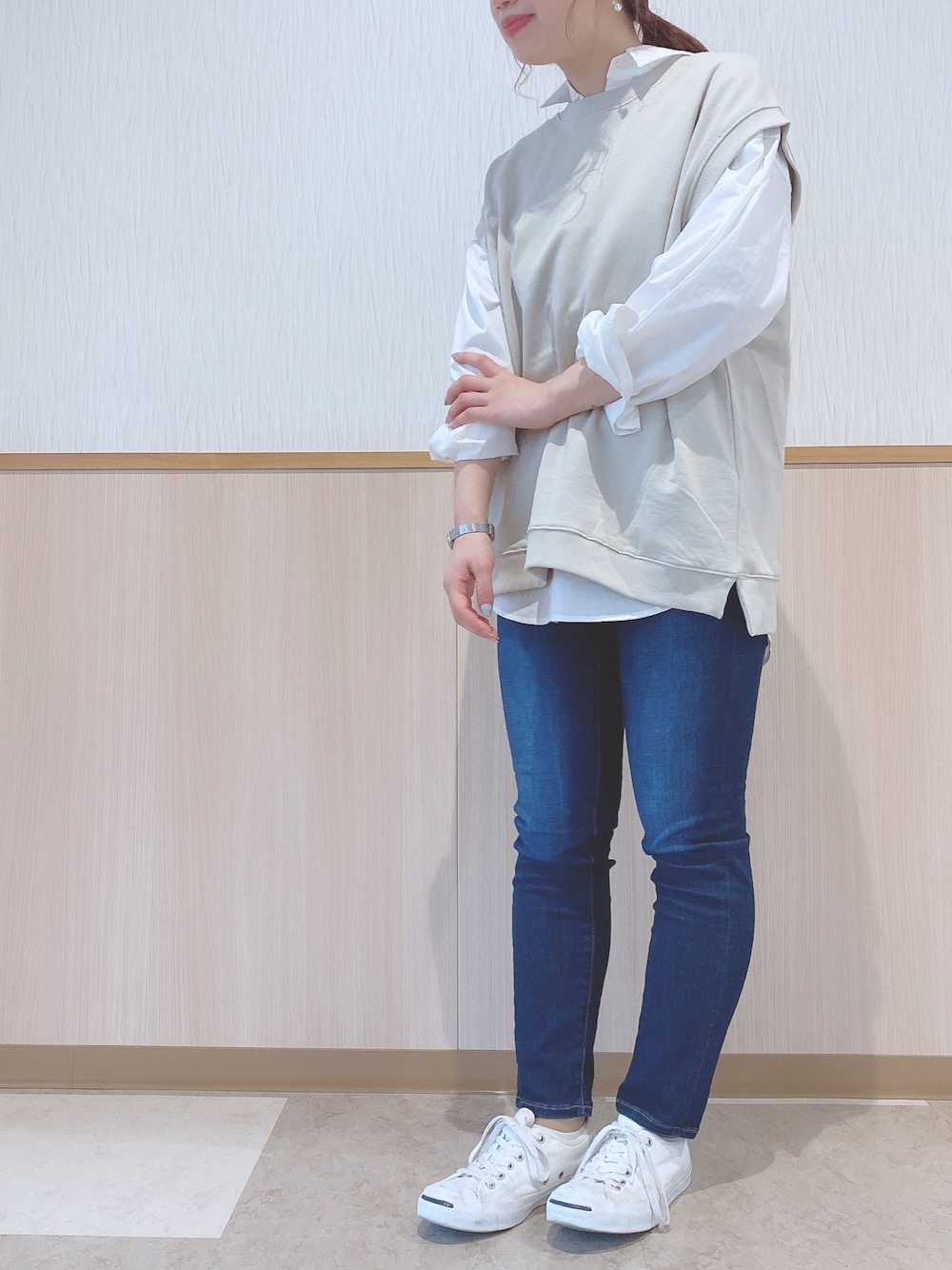 「ラクチンコーデ、スニーカー、レイヤードスタイル、パンツスタイル、お洒落さんとつながりたい」｜「AMERICAN HOLICのクルーネック裏毛ベスト　＊（ベスト、グレー系）」を使った、ちぃさん（レディース・159cm）の春コーディネートの1枚目の写真