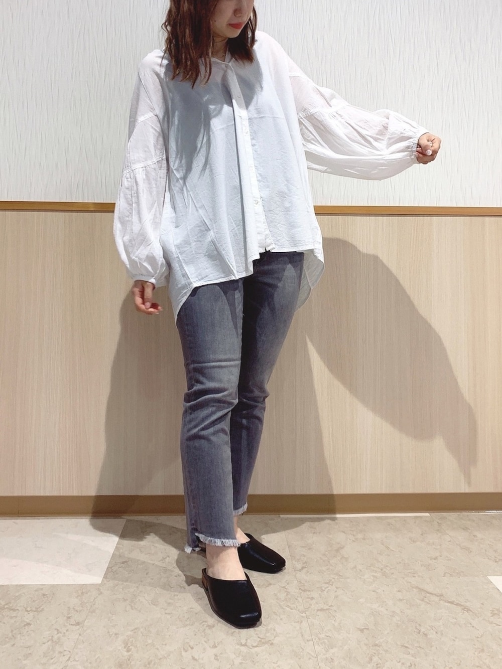 「オトナカジュアル、シンプルコーデ、デニム、ブラウス、ブーツカットデニム、おしゃれさんと繋がりたい、アメリカンホリック、モノトーン」｜「AMERICAN HOLICのラグランギャザースリーブブラウス（シャツ/ブラウス、ホワイト系）」を使った、ちぃさん（レディース・159cm）の春コーディネートの1枚目の写真