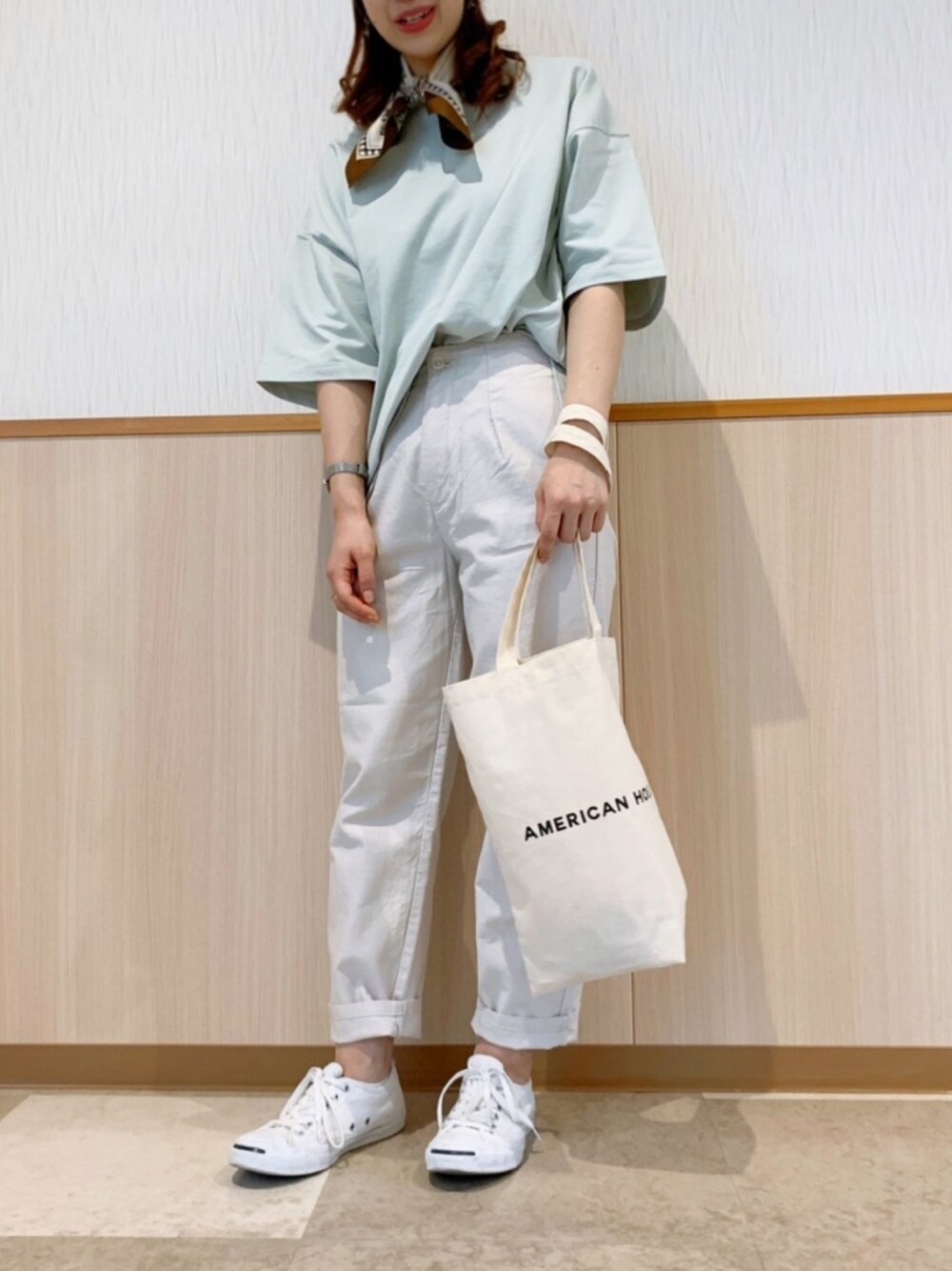 「カジュアルコーデ、夏コーデ、デニムパンツ、ホワイト、Tシャツ、スカーフ、ミニ裏毛、スニーカー、アメリカンホリック」｜「AMERICAN HOLICのミニ裏毛ドライタッチ半袖カットプルオーバー　＊●（Tシャツ/カットソー、グリーン系）」を使った、ちぃさん（レディース・159cm）の春コーディネートの1枚目の写真