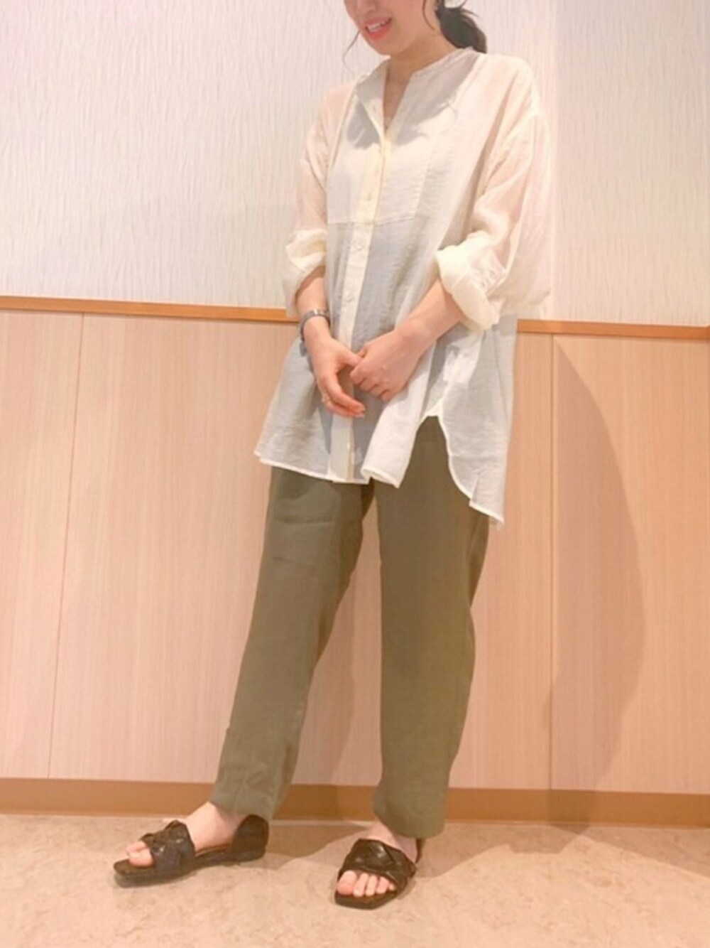 「#シンプル、#春コーデ、＃おしゃれさんと繋がりたい、#シアーシャツ、#アメリカンホリック、#セパレートシューズ」｜「CRAFT STANDARD BOUTIQUEのバックオープンシアーバンドカラーシャツ　＊◇（シャツ/ブラウス、ホワイト系）」を使った、ちぃさん（レディース・159cm）の春コーディネートの1枚目の写真