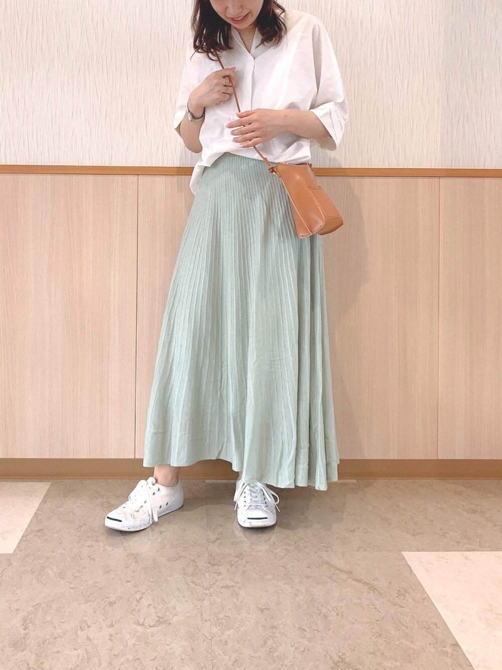 「スニーカー、シャツ、ミントグリーン、春夏コーデ、ラクチンコーデ、さわやかコーデ、お洒落さんとつながりたい、ニットプリーツスカート、アメリカンホリック」｜「AMERICAN HOLICのニットプリーツスカート（スカート、グリーン系）」を使った、ちぃさん（レディース・159cm）の春コーディネートの1枚目の写真