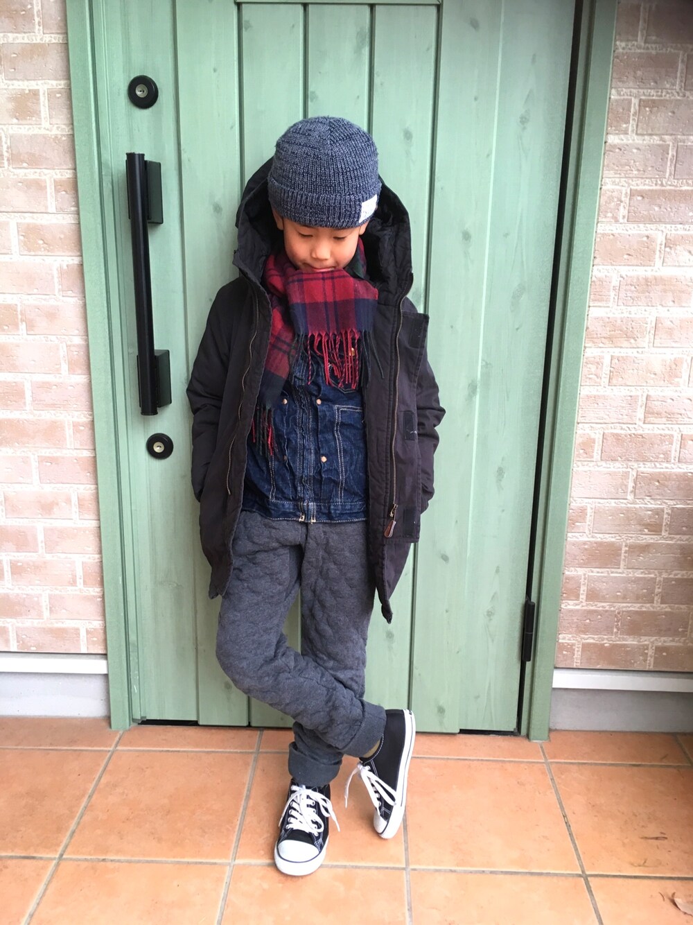 ブラック系のスニーカー、グレー系のその他パンツ、レッド系のマフラーを着用したキッズの冬コーディネートの1枚目の写真