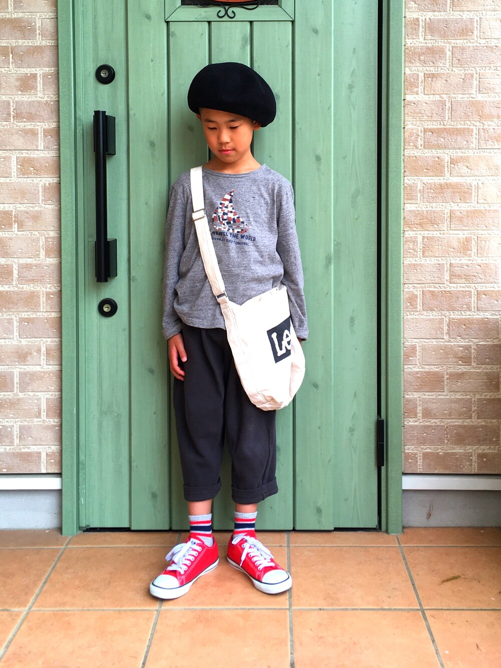 レッド系のスニーカー、グレー系のその他パンツ、ブラック系のトートバッグを着用したキッズの春コーディネートの1枚目の写真
