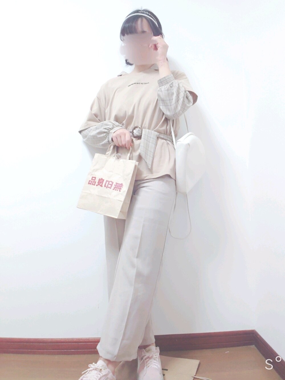 ベージュ系のその他パンツ、ベージュ系のTシャツ/カットソー、ベージュ系のシャツワンピースを着用したレディースの秋コーディネートの1枚目の写真