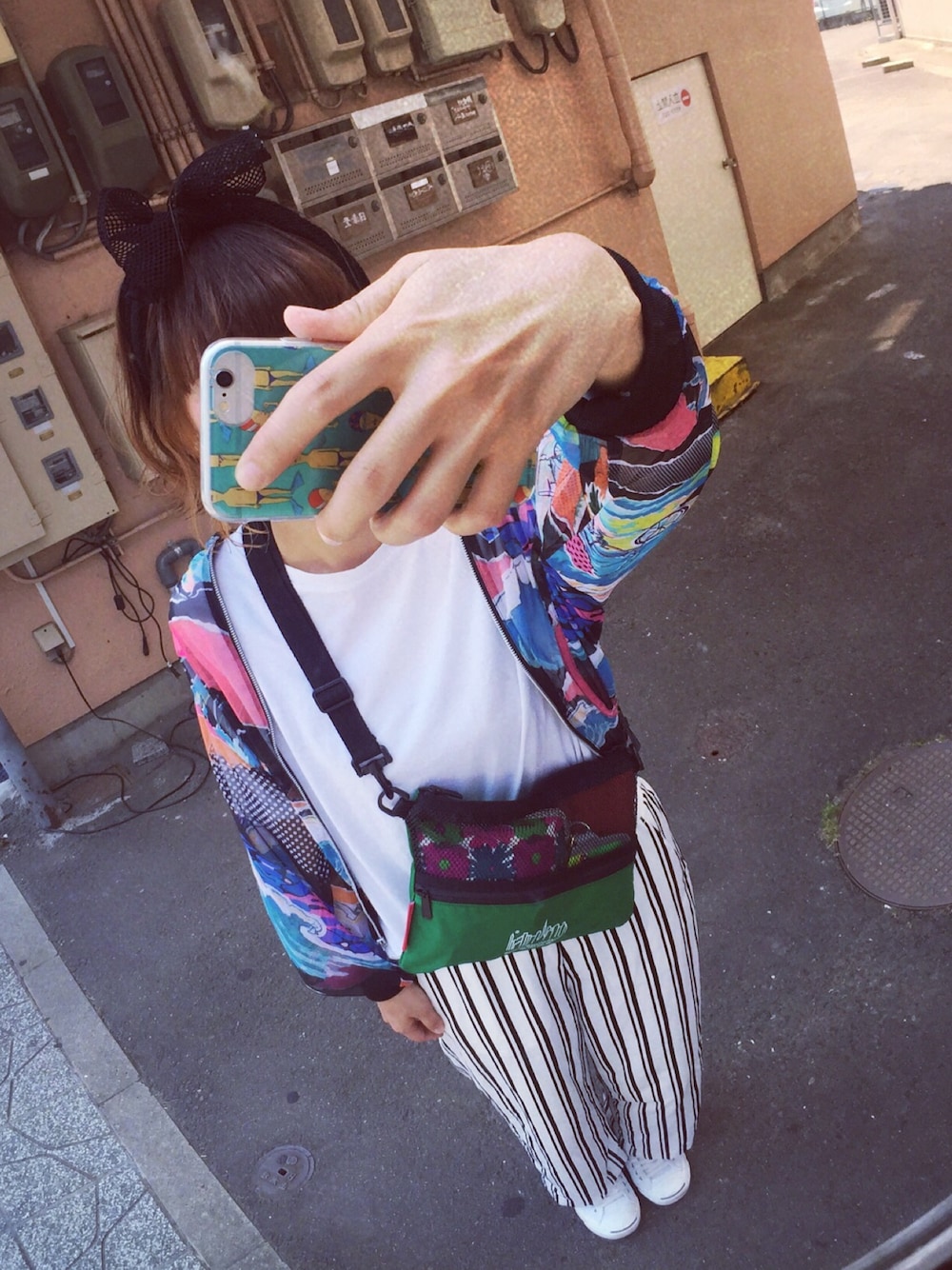 その他のナイロンジャケット、ホワイト系のその他パンツ、グリーン系のショルダーバッグを着用したレディースの夏コーディネートの1枚目の写真