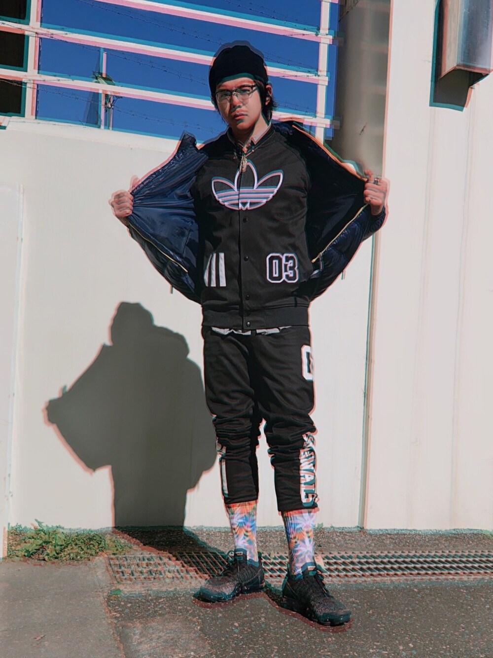 「adidas」｜「Championのアイテム（ニットキャップ/ビーニー、ブラック系）」を使った、小林馬場さん（メンズ・183cm）の冬コーディネートの1枚目の写真