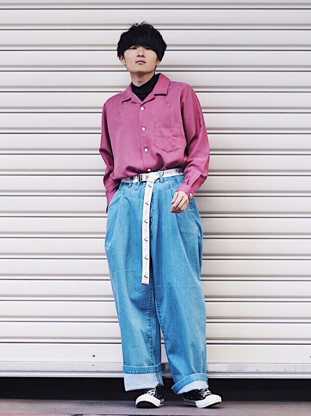 「カジュアル、スニーカー、オープンカラーシャツ、ピンク、STUDIOUS、STUDIOUS SELECT(STUDIOUS SELECT)、春コーデ、デニム」｜「Name.のアイテム（シャツ/ブラウス、ピンク系）」を使った、Ryoさん（メンズ・168cm）の冬コーディネートの1枚目の写真