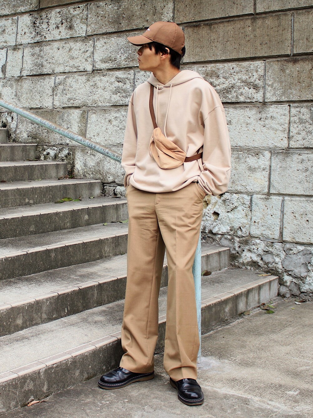 「秋服準備はじめました、秋服、秋のコーデ、ビックシルエット、パーカー、秋、ワントーンコーデ、ワントーン、キャップ」｜「Drole De Monsieurのアイテム（キャップ、ベージュ系）」を使った、Ryoさん（メンズ・168cm）の秋コーディネートの1枚目の写真
