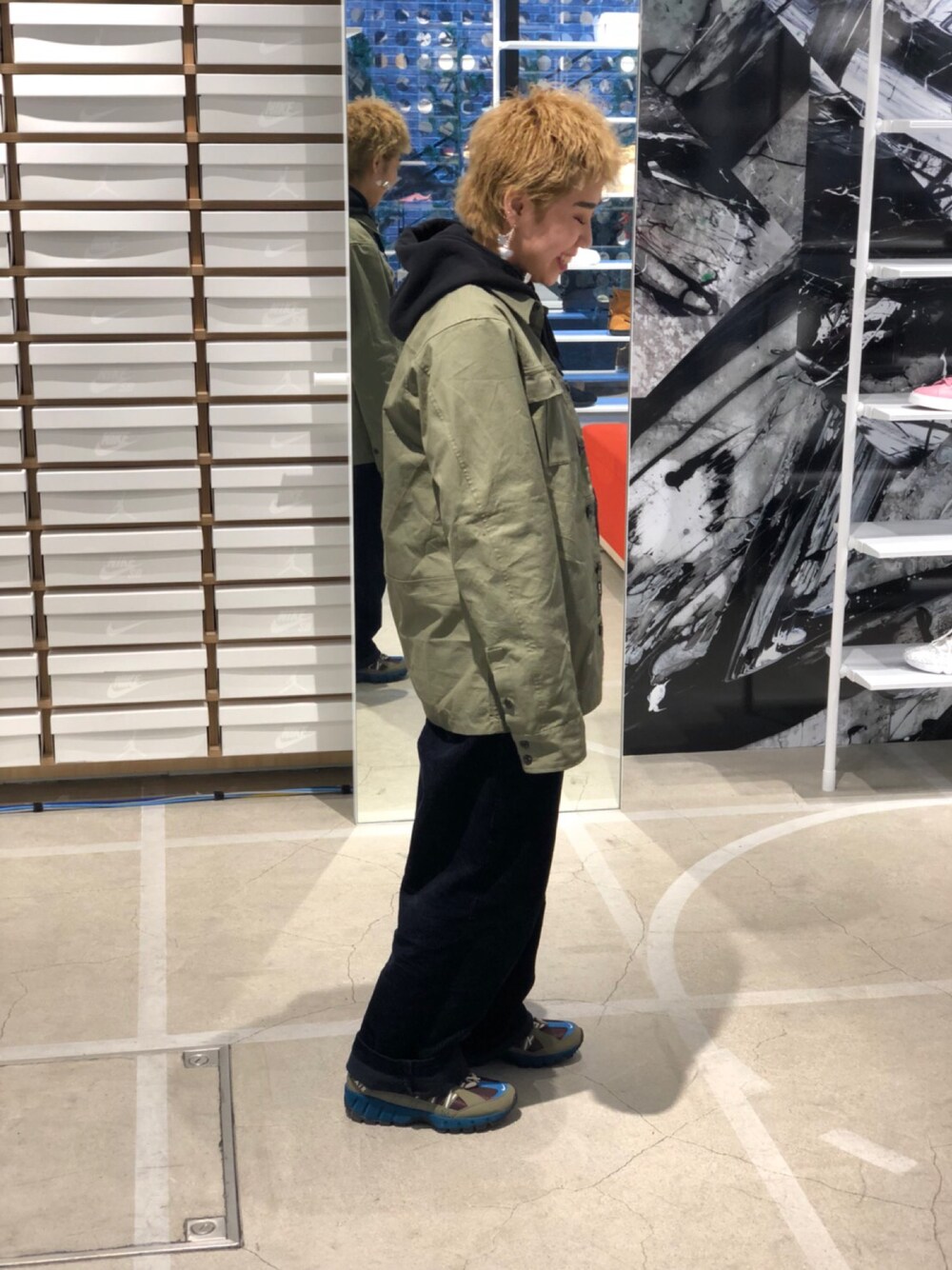 「GUコーデ、シンプル、ミリタリーシャツ、ootd、おしゃれさんと繋がりたい、ワイドパンツ、オーバーサイズ、冬コーデ」｜「NIKE SBのNIKE AS M NK SB FLX TOP HOLGATE【SP】（Tシャツ/カットソー、グリーン系）」を使った、Zuuuuyuuuuさん（レディース・154cm）の冬コーディネートの1枚目の写真