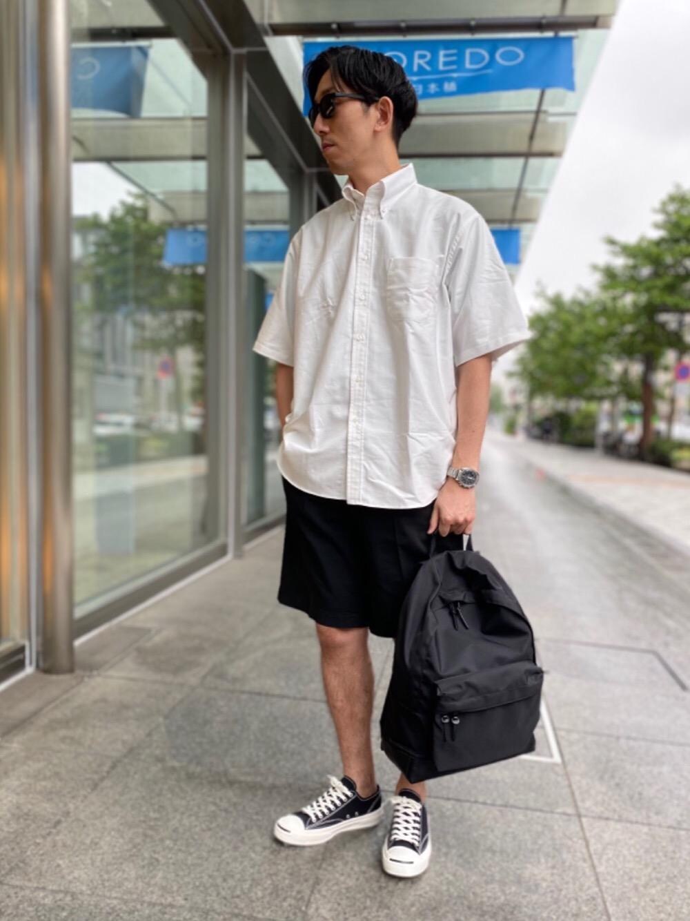 ブラック系のその他パンツ、ブラック系のバックパック/リュック、ブラウン系のサングラスを着用したメンズの春コーディネートの1枚目の写真