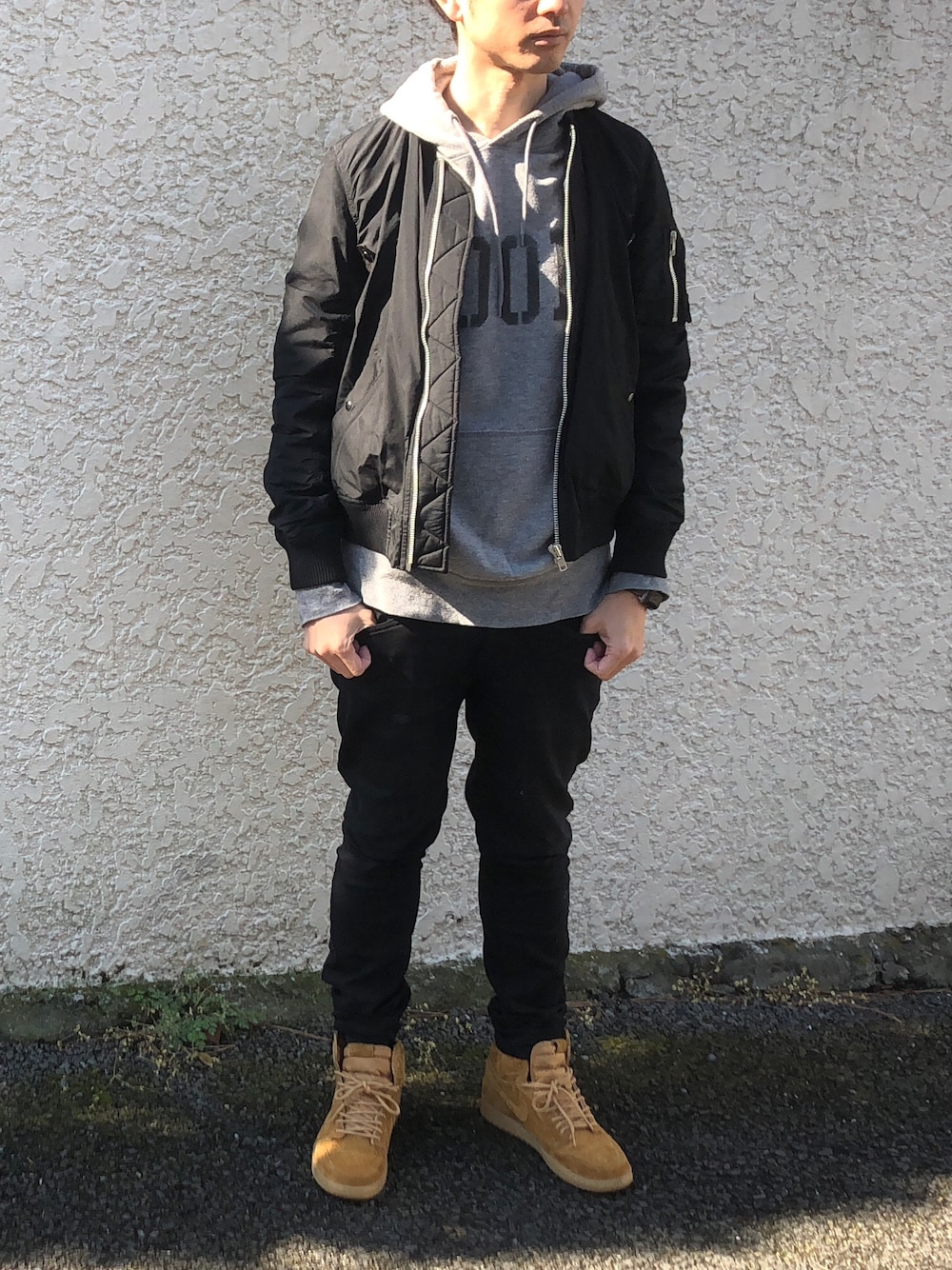 「fragmentdesign、sacai、Jordan、jordan1、airjordan、ジョーダン」｜「ZARAのアイテム（チノパンツ、ブラック系）」を使った、tkymst_lさん（メンズ・175cm）の春コーディネートの1枚目の写真