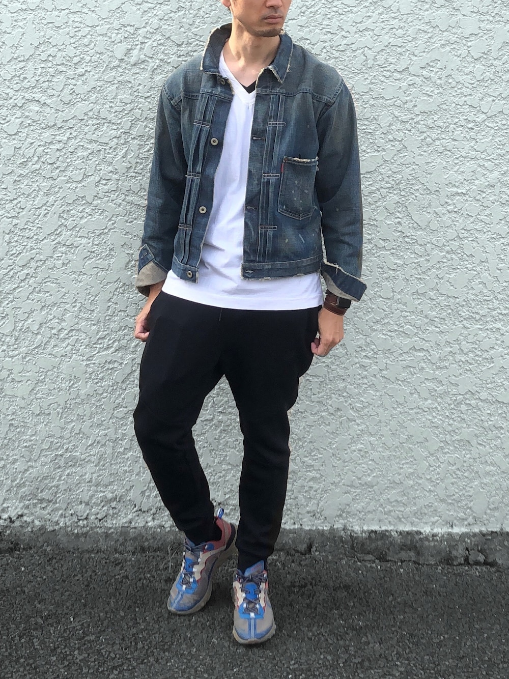 「秋コーデ、おしゃれさんと繋がりたい、シンプルコーデ、オーバーサイズ、ビッグシルエット、デニムジャケット、sacai、UNDER COVER」｜「NIKEのWEB限定 NIKE/ナイキ テックフリース ジョガーパンツ（スウェットパンツ、ブラック系）」を使った、tkymst_lさん（メンズ・175cm）の秋コーディネートの1枚目の写真