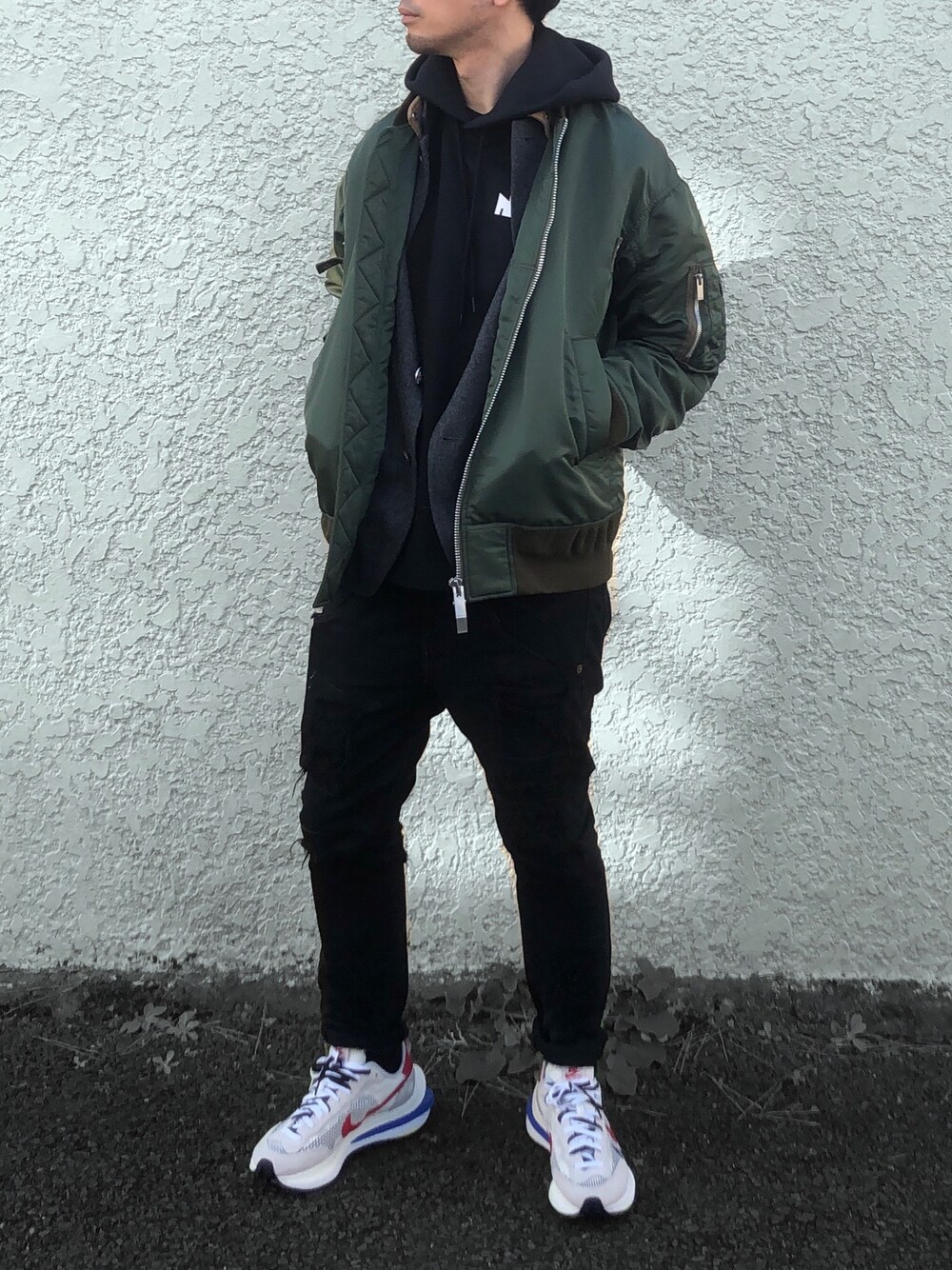 「カジュアル、冬、黒スキニー、レイヤードスタイル、白スニーカー、ダッドスニーカー、NIKE、sacai、MA-1」｜「Levi’s REDのアイテム（デニムパンツ、ブラック系）」を使った、tkymst_lさん（メンズ・175cm）の冬コーディネートの1枚目の写真