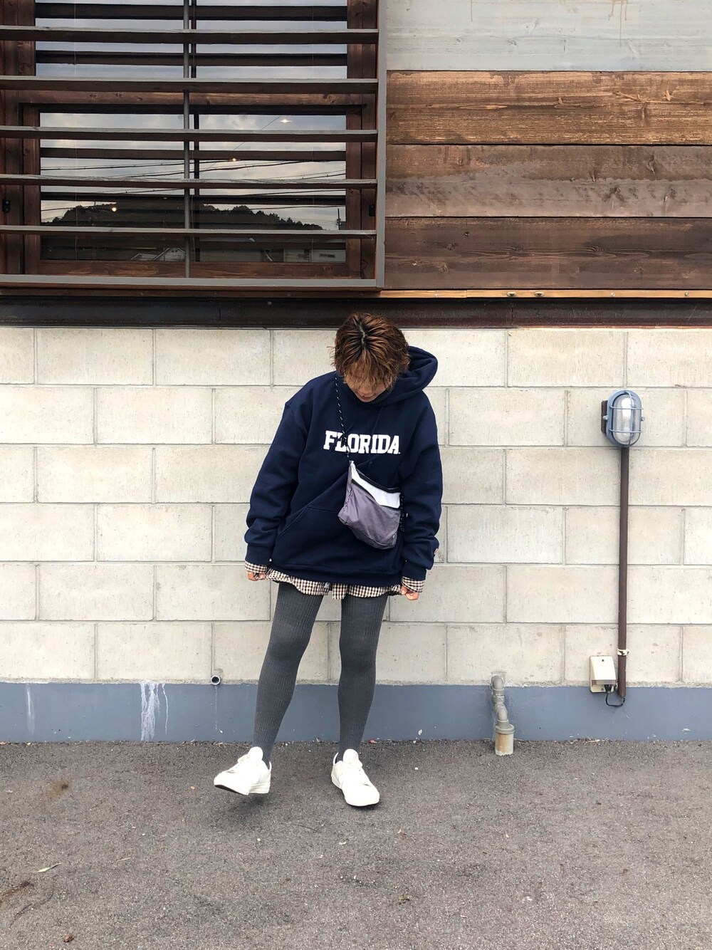 「パーカー、シャツコーデ、チェックシャツ、レイヤードスタイル、ニット、低身長、ラフ、シンプル、メンズライク、チェック」｜「koeの【UNISEX対応】カレッジロゴパーカー 〇（パーカー、ブルー系）」を使った、kimさん（レディース・154cm）の冬コーディネートの1枚目の写真