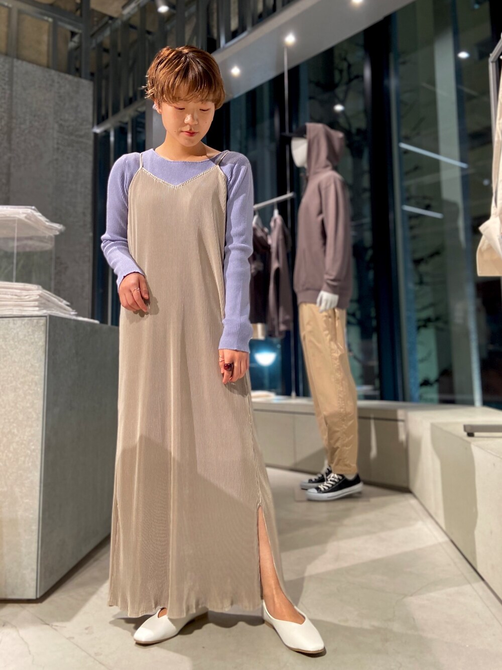 「シンプルコーデ、キレイめ、大人コーデ、オトナ女子、低身長、プリーツ、ワンピース、デート、デートコーデ、KOE」｜「koeのボートネックリブニットプルオーバー＊＊（ニット/セーター、ブルー系）」を使った、kimさん（レディース・154cm）の春コーディネートの1枚目の写真