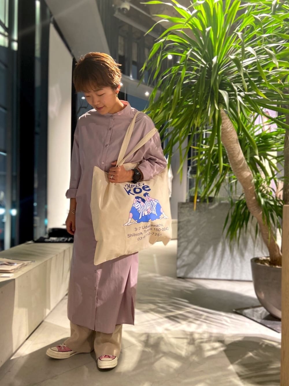 「シャツスタイル、シャツワンピ、ピンクシャツ、休日スタイル、ワントーンコーデ、ピンク、トートバッグ、低身長、コンバース、KOE」｜「koeの【2020春夏】バンドカラーシャツワンピース *（シャツワンピース、ピンク系）」を使った、kimさん（レディース・154cm）の春コーディネートの1枚目の写真