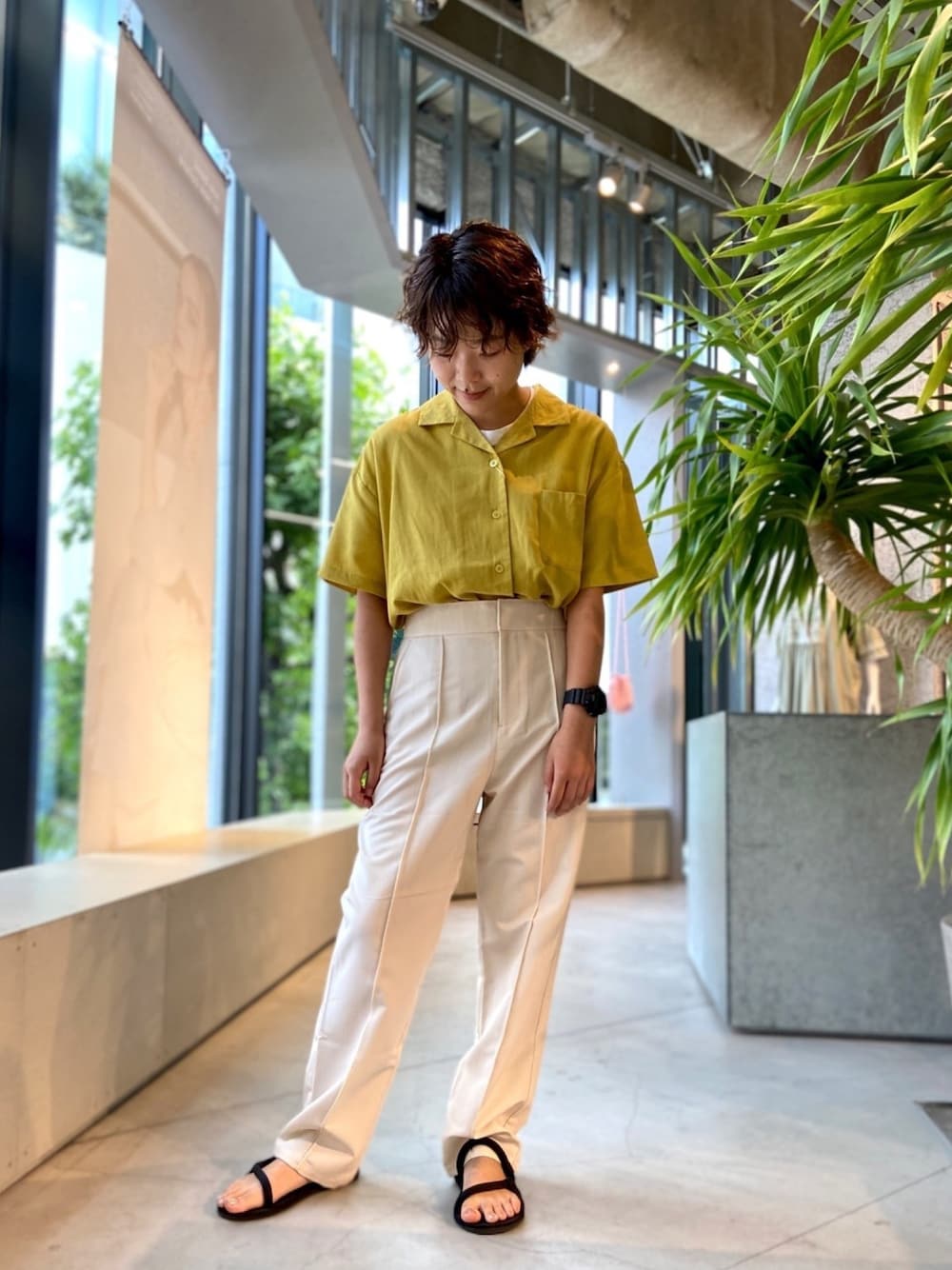 「ホワイトパンツ、イエロー、イエローシャツ、オープンカラーシャツ、シンプルコーデ、夏コーデ、メンズライク、ビーチサンダル、スポーツサンダル、KOE」｜「koeのオープンカラーシャツ＊（シャツ/ブラウス、イエロー系）」を使った、kimさん（レディース・154cm）の夏コーディネートの1枚目の写真