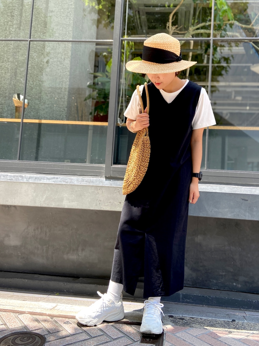 「ワンピース、ノースリーブ、ノースリーブワンピース、Vネック、Vネックワンピース、スニーカー、ラクチンコーデ、シンプルコーデ、白Tシャツ、KOE」｜「Kappaのアイテム（スニーカー、ホワイト系）」を使った、kimさん（レディース・154cm）の夏コーディネートの1枚目の写真