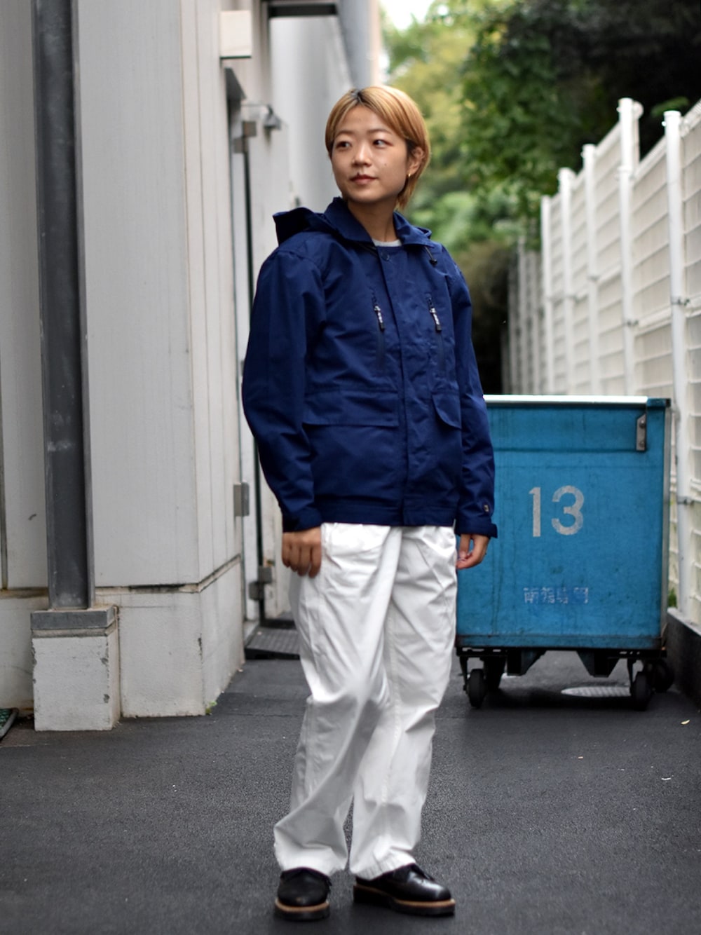 「白パンツ、アウター、F2、ジャケット、秋コーデ、ミリタリー、アウトドアスタイル、キャンプ、dorr49、低身長コーデ」｜「Dorr49の【Dorr49】F2＊（マウンテンパーカー、ブルー系）」を使った、kimさん（レディース・154cm）の秋コーディネートの1枚目の写真