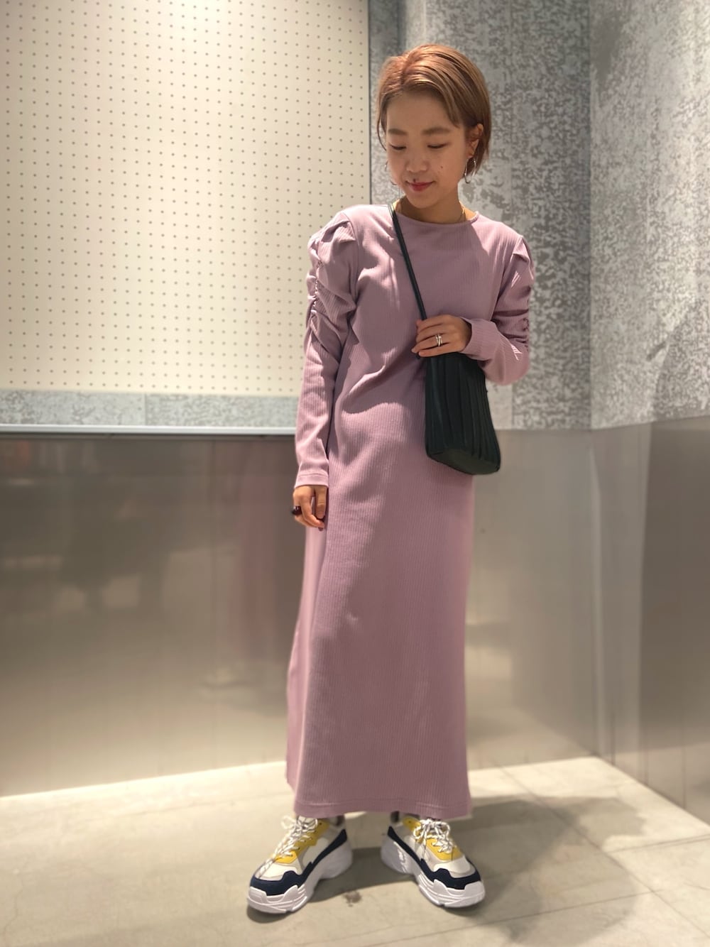 「ピンク、ピンクコーデ、ワンピース、春色、大人カジュアル、スボーツミックス、スニーカー、はるコーデ、KOE、koeコーデ」｜「koeの【2021SS】パワショルワンピース〇（ワンピース、パープル系）」を使った、kimさん（レディース・154cm）の冬コーディネートの1枚目の写真