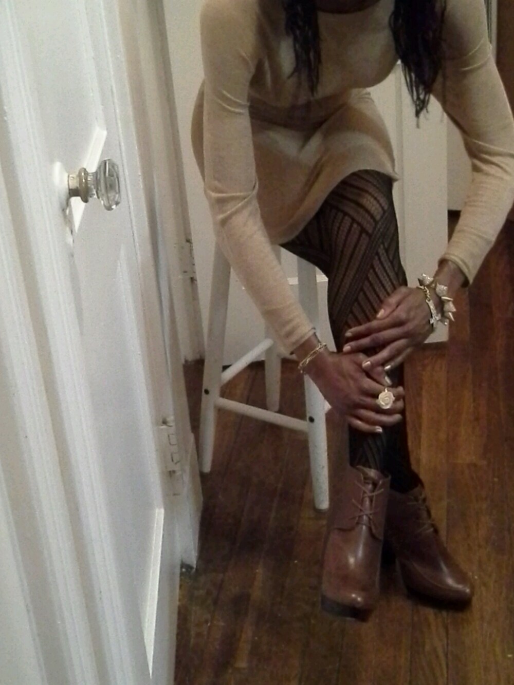 「booties、Calvin Klein、dress、GIVENCHY、Kelsi Dagger、Tights」｜Doris Romulusさんの冬コーディネートの1枚目の写真