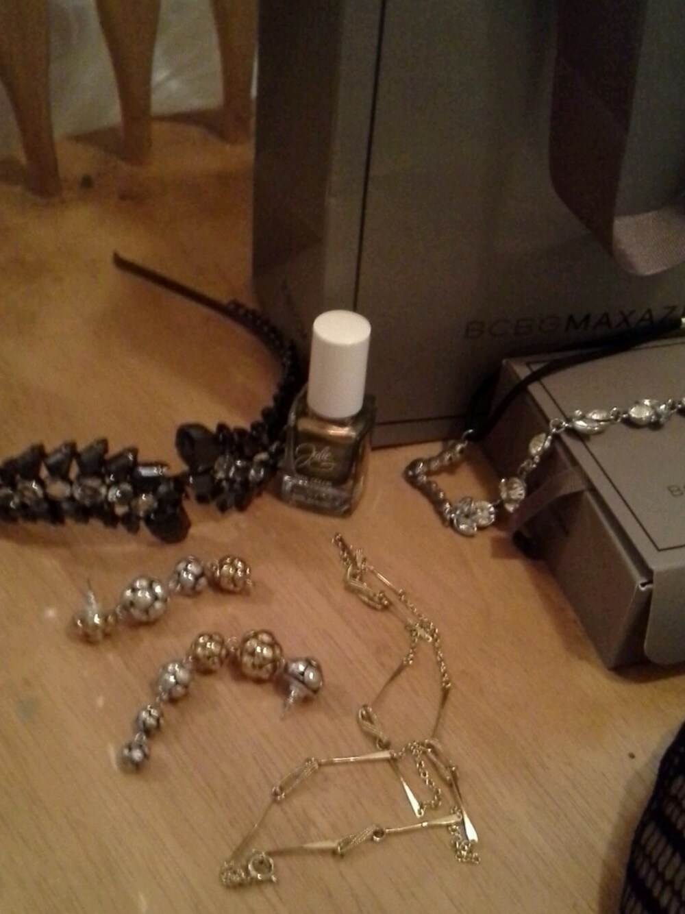 「BCBG MAX AZRIA、headband」｜Doris Romulusさんの冬コーディネートの1枚目の写真