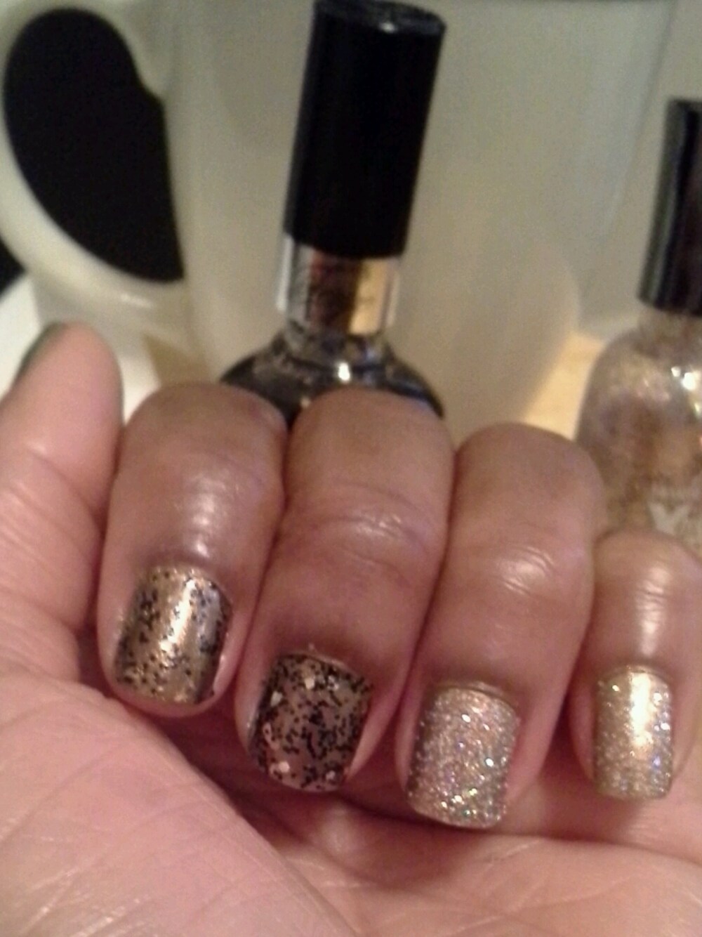 「Extreme wear、Fergie、nails」｜Doris Romulusさんの冬コーディネートの1枚目の写真