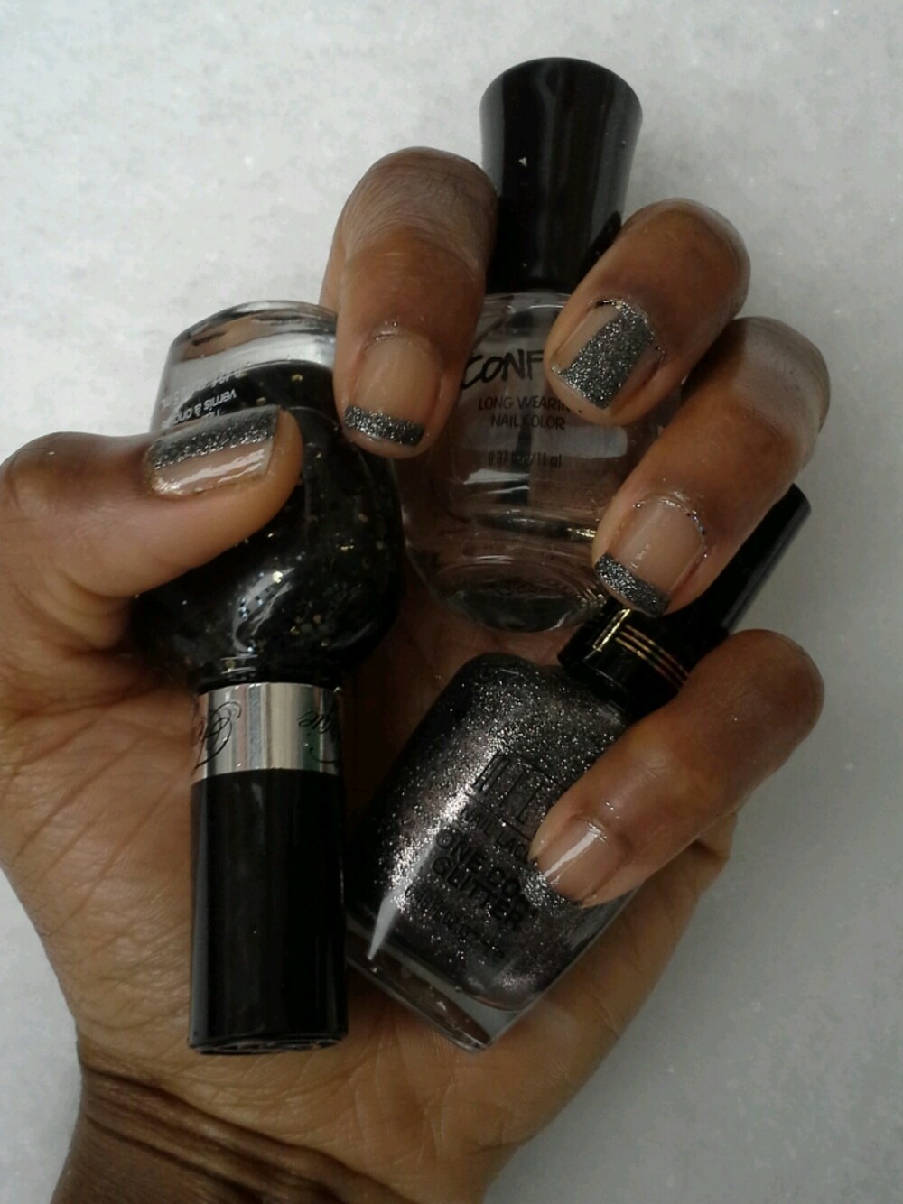 「Confetti、Milani、nails、Wet n Wild」｜Doris Romulusさんの冬コーディネートの1枚目の写真