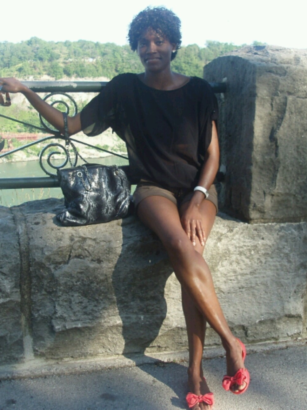 「BCBG MAX AZRIA、Betsey Johnson、express、flats、shorts、top」｜Doris Romulusさんの夏コーディネートの1枚目の写真