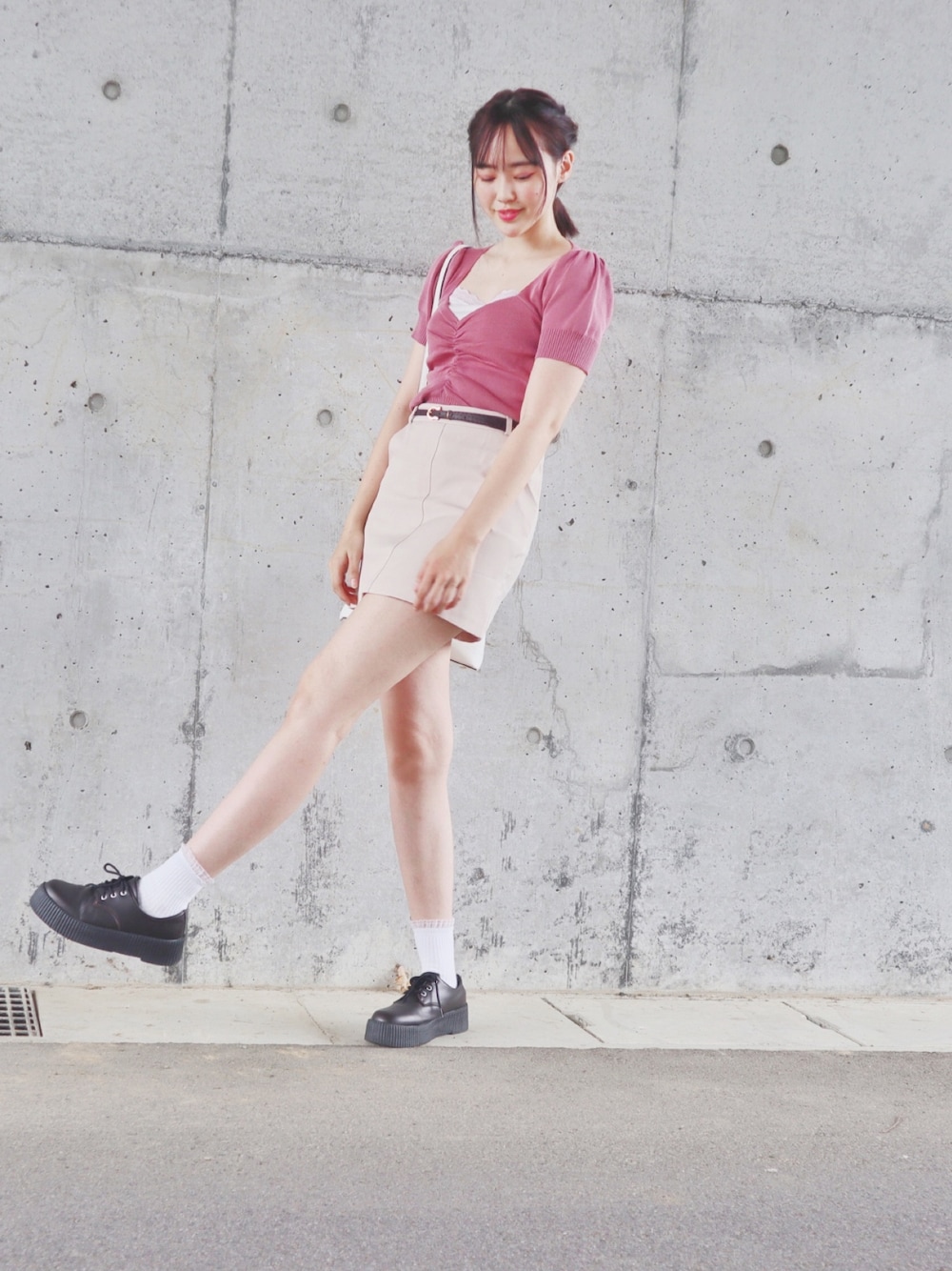 「プチプラ、デート、きれいめコーディネート」｜「GRLのフロントギャザーショート丈ニットトップス（Tシャツ/カットソー、パープル系）」を使った、ぽんりぽさん（レディース・170cm）の秋コーディネートの1枚目の写真
