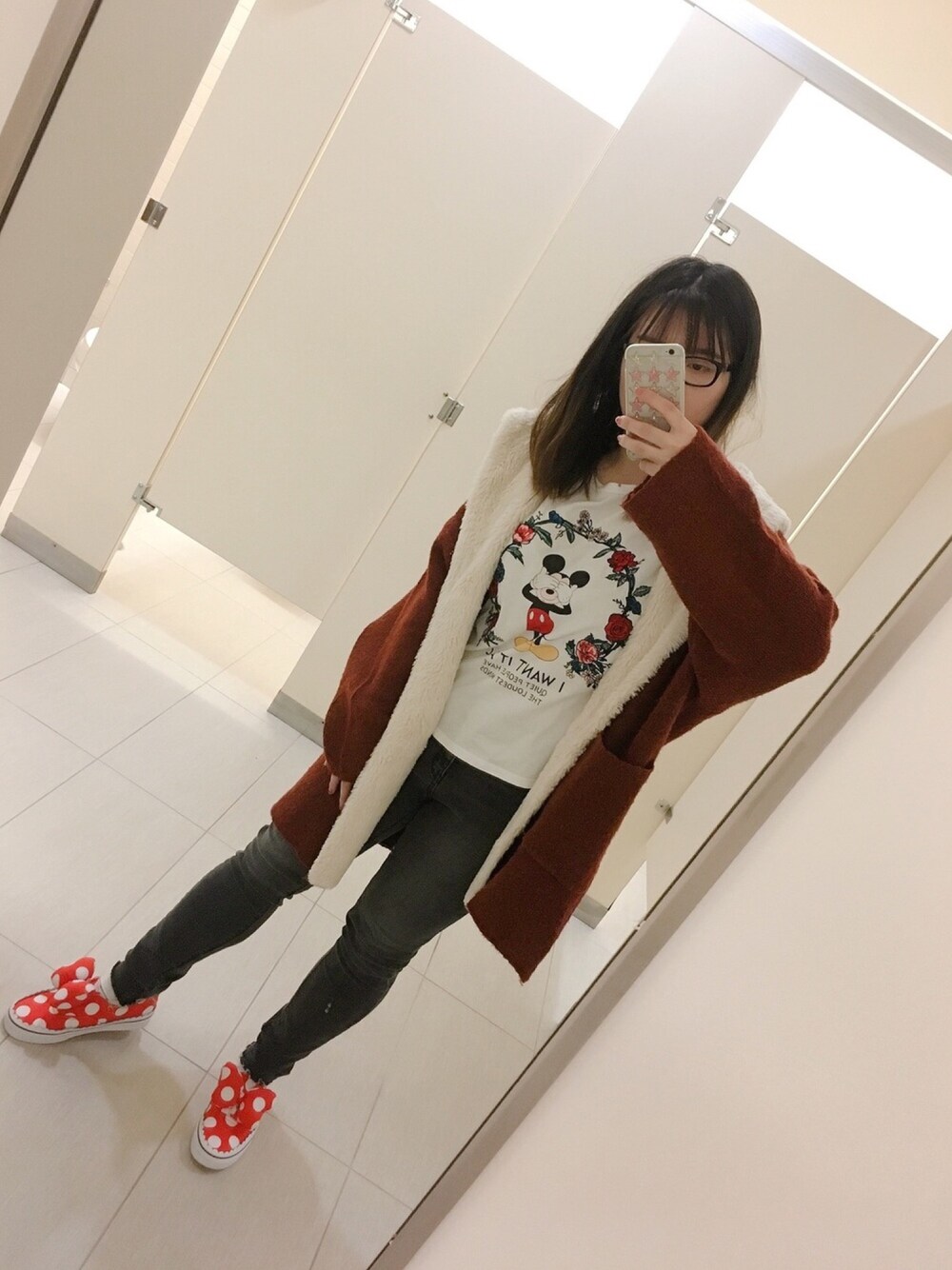 「VANS、VANSスリッポン、disney、ZARA、Bershka、mickey、autumn、girl、red、burgundy」｜「VANSのアイテム（スリッポン、レッド系）」を使った、meowllenさん（レディース・153cm）の秋コーディネートの1枚目の写真