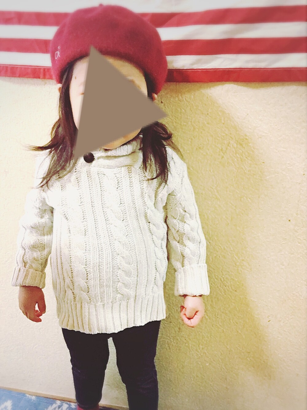 「女の子、末っ子長女、2歳3ヶ月」｜「OLD NAVYのアイテム（ニット/セーター、ベージュ系）」を使った、uki&naruさん（キッズ・80cm）の冬コーディネートの1枚目の写真