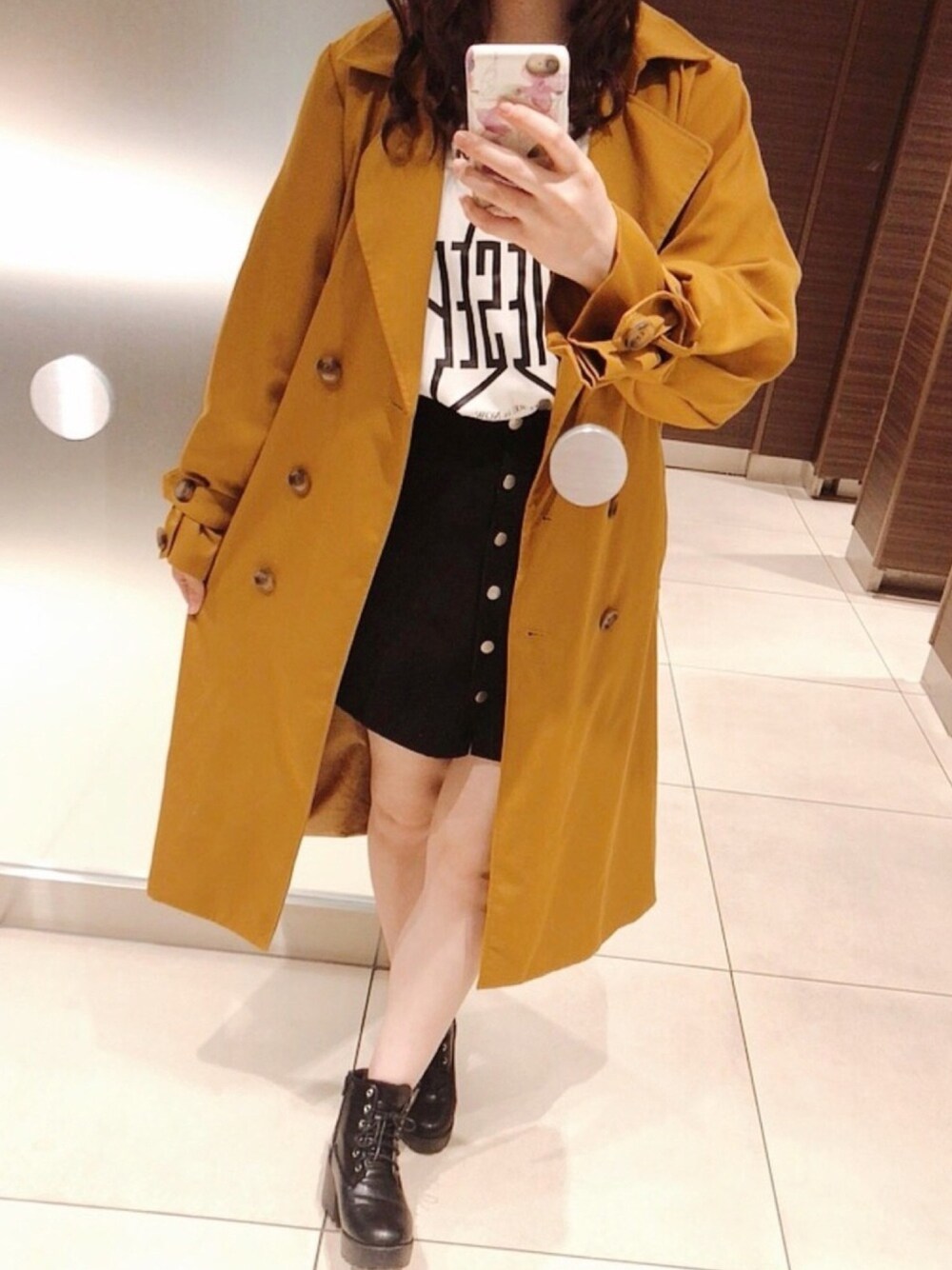 「おしゃれさんと繋がりたい、シンプル、大人コーデ、モノトーン、トレンチコート、スカート、Diesel、RETRO GIRL、いいね、save、フォローお願いします🤑」｜「DIESELのレディース スウェット スターロゴクルーネックスウェット（スウェット、ホワイト系）」を使った、#Yuk1さん（レディース・157cm）の春コーディネートの1枚目の写真