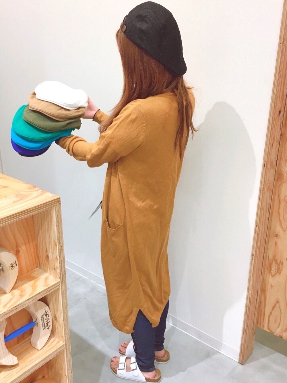 ブラック系のハンチング/ベレー帽を着用したレディースの夏コーディネートの1枚目の写真