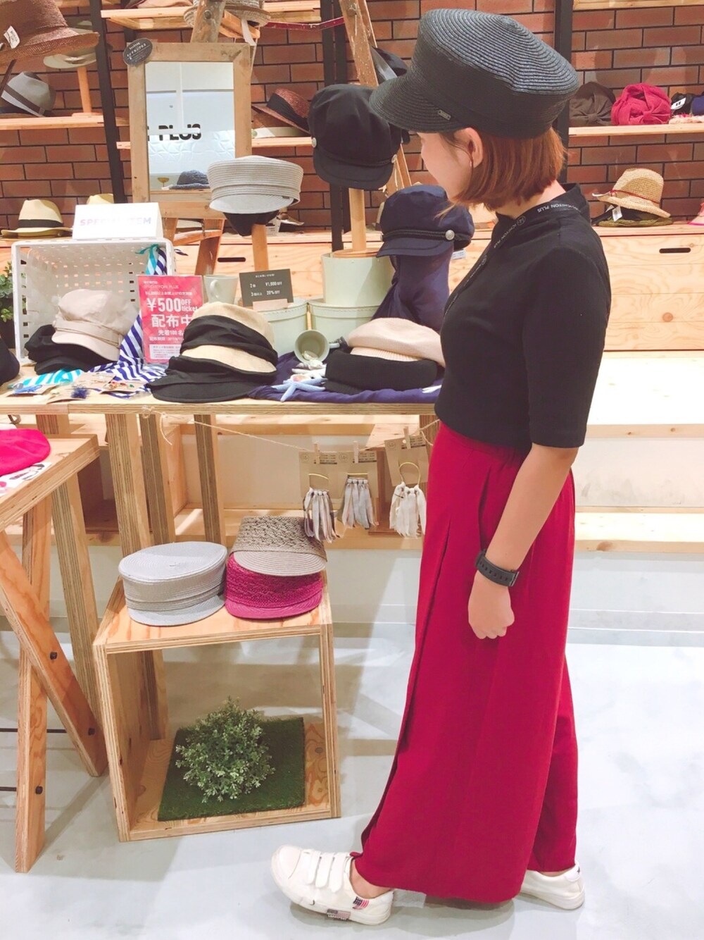 ブラック系のキャスケットを着用したレディースの夏コーディネートの1枚目の写真