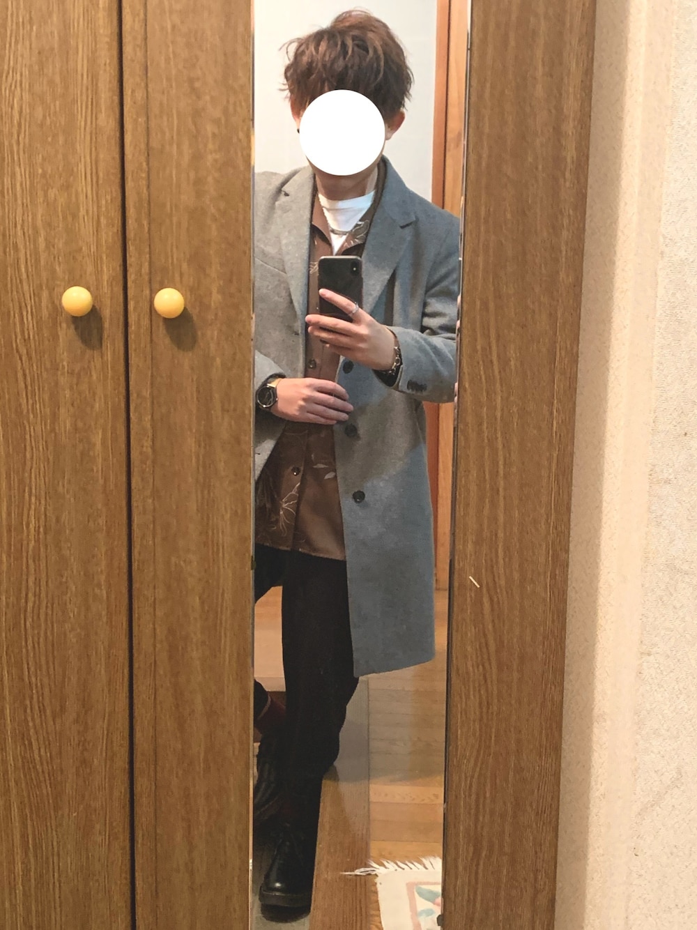 「冬コーデ、チェスターコート、グレー、HARE、ワイドパンツ、カイキンシャツ、マーチン、いいね、save、フォローお願いします🤑、おしゃれさんと繋がりたい、キレイめ」｜「H&Mのアイテム（チェスターコート、グレー系）」を使った、kamiさん（メンズ・164cm）の秋コーディネートの1枚目の写真