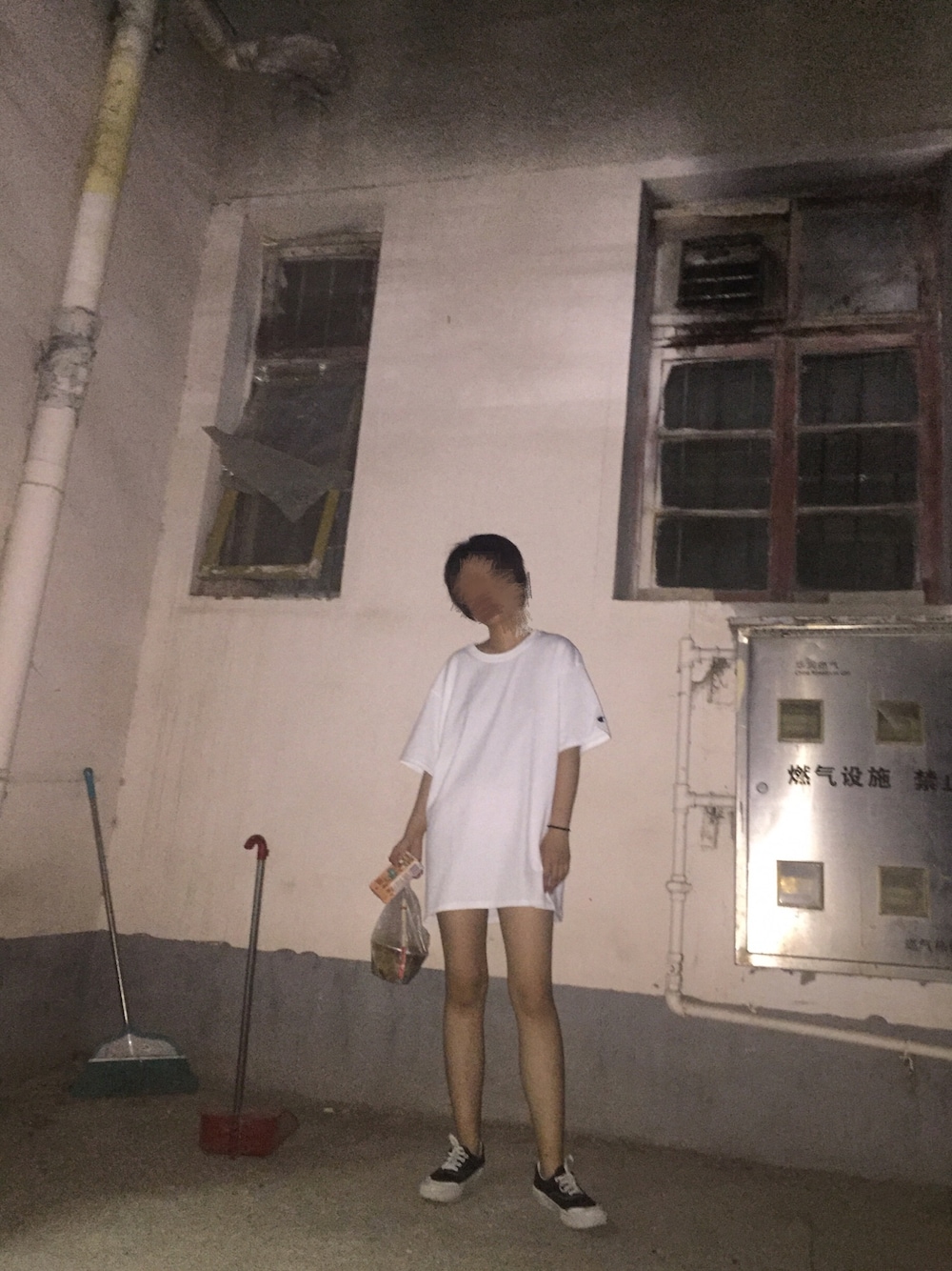 ホワイト系のTシャツ/カットソー、ブラック系のスニーカーを着用したレディースの春コーディネートの1枚目の写真