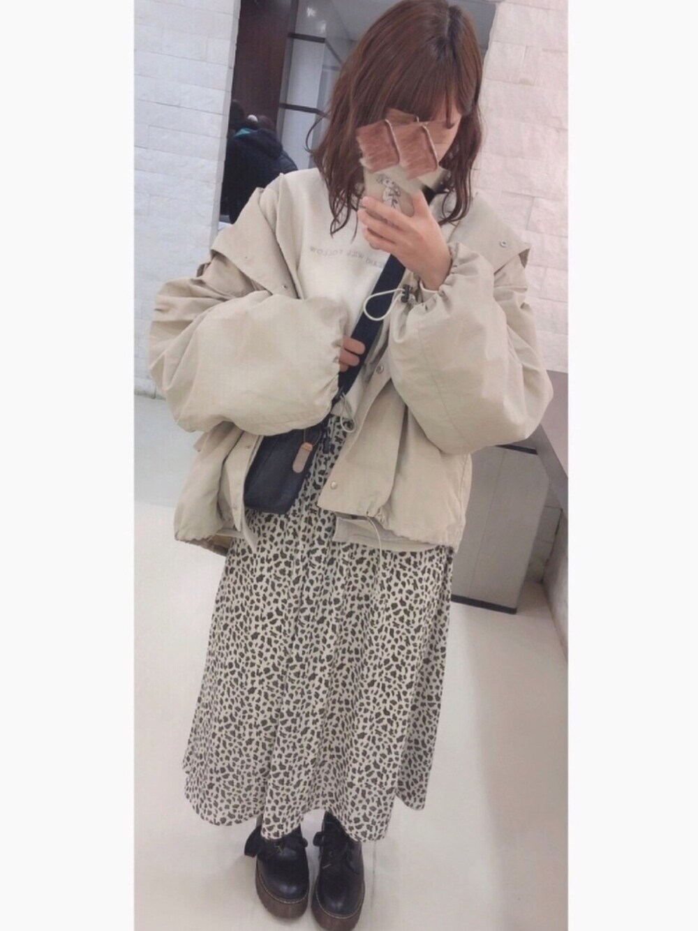 「レオパード、マウンテンパーカー、低身長、カジュアル、ロングスカート、ショルダーバッグ、カスタネ、w closet、Kastane、初売りセールで買いました2019」｜「Kastaneのボリューム袖ナイロンパーカー（ナイロンジャケット、ベージュ系）」を使った、Komugiさん（レディース・150cm）の冬コーディネートの1枚目の写真