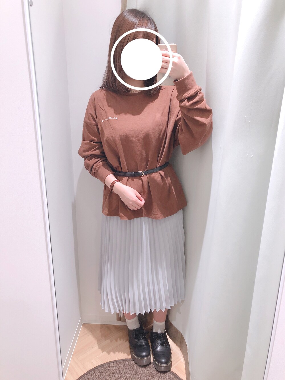 「カジュアル、春アウター、プリーツスカート、ロンT、マウンテンパーカー、低身長、ブラウンコーデ」｜「ChicoのビックシルエットプリントロンT（Tシャツ/カットソー、ブラウン系）」を使った、Komugiさん（レディース・150cm）の春コーディネートの1枚目の写真