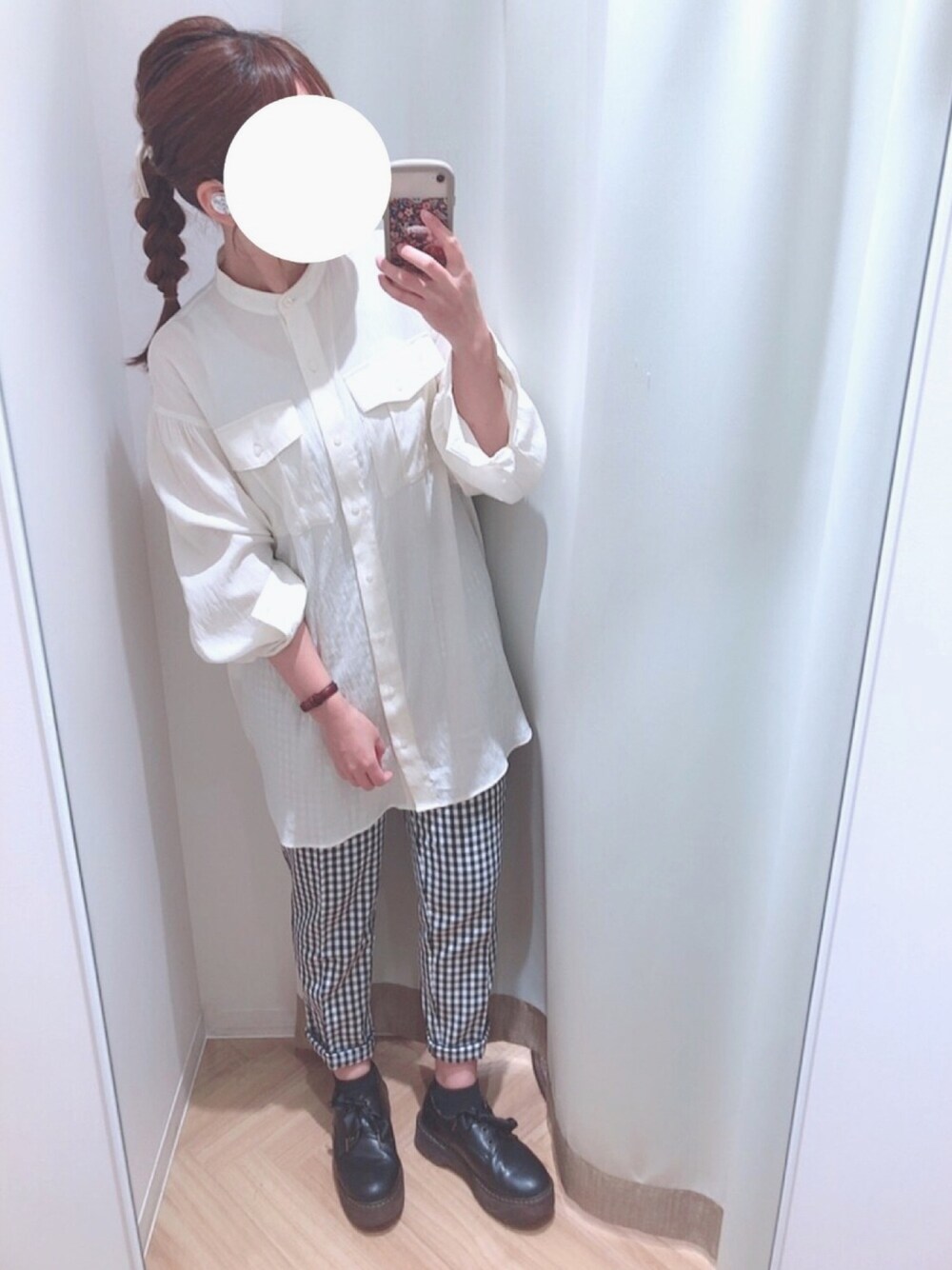 ホワイト系のシャツ/ブラウス、その他のパンツ、ブラック系のその他シューズを着用したレディースの夏コーディネートの1枚目の写真