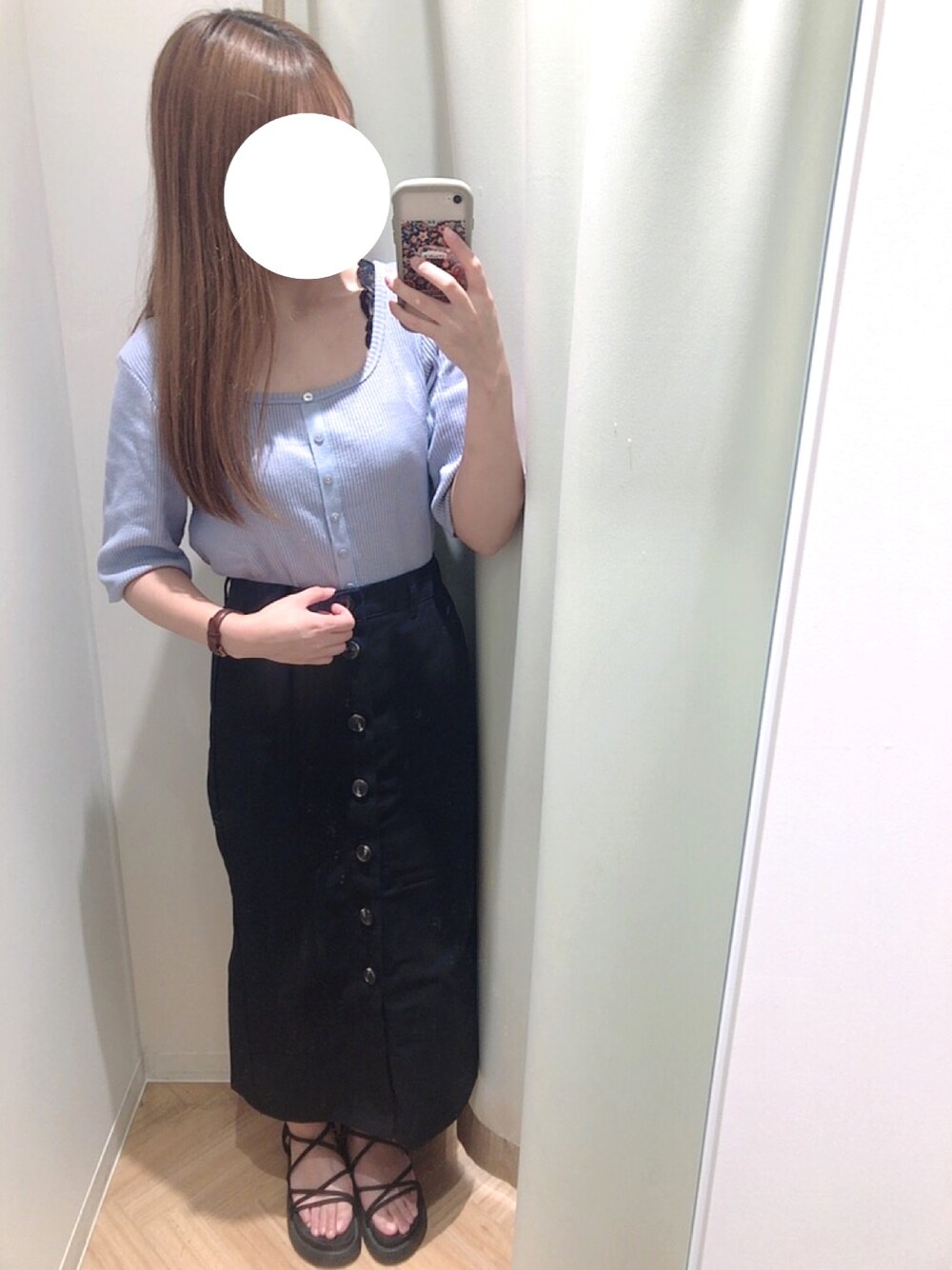 ブルー系のTシャツ/カットソー、ブラック系のスカート、ブラック系のサンダルを着用したレディースの夏コーディネートの1枚目の写真